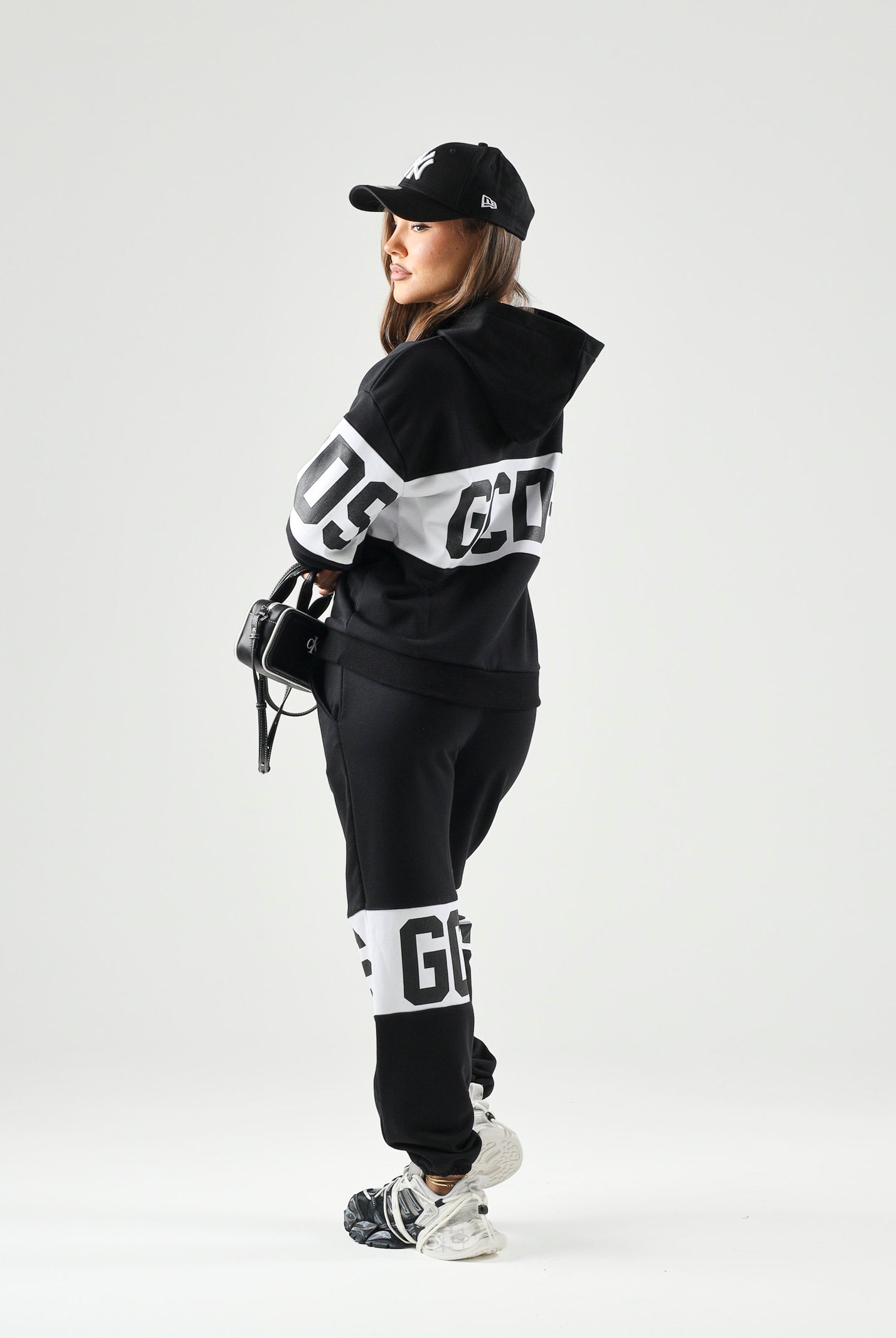 GCDS Felpa con cappuccio Band Logo black-white, nera e bianca per donna, ragazzi e bambini con logo iconico Z0UJQE583F004 999A GCDS