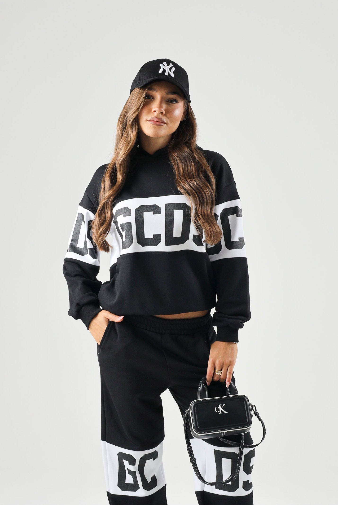 GCDS Felpa con cappuccio Band Logo black-white, nera e bianca per donna, ragazzi e bambini con logo iconico Z0UJQE583F004 999A GCDS