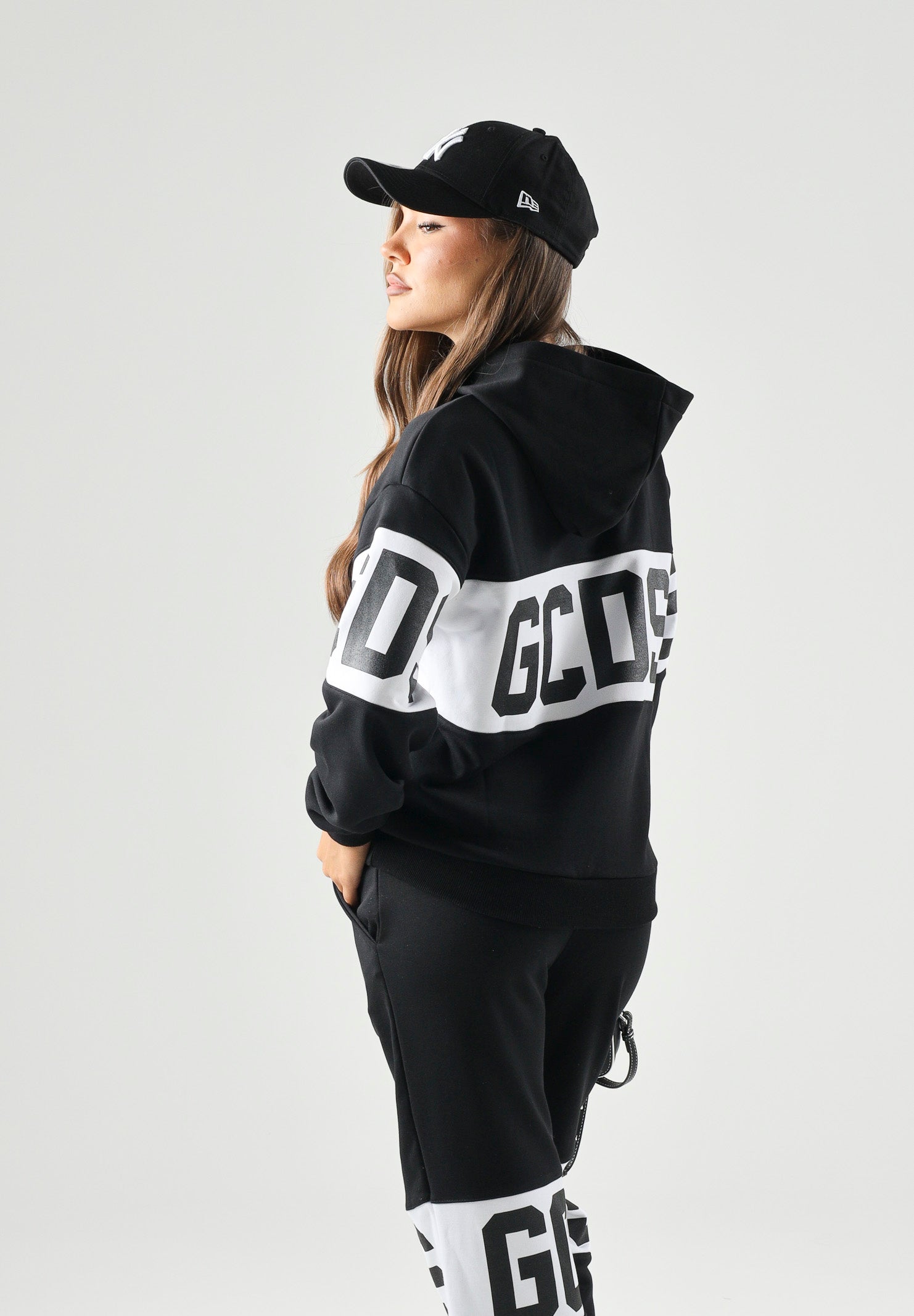 GCDS Felpa con cappuccio Band Logo black-white, nera e bianca per donna, ragazzi e bambini con logo iconico Z0UJQE583F004 999A GCDS