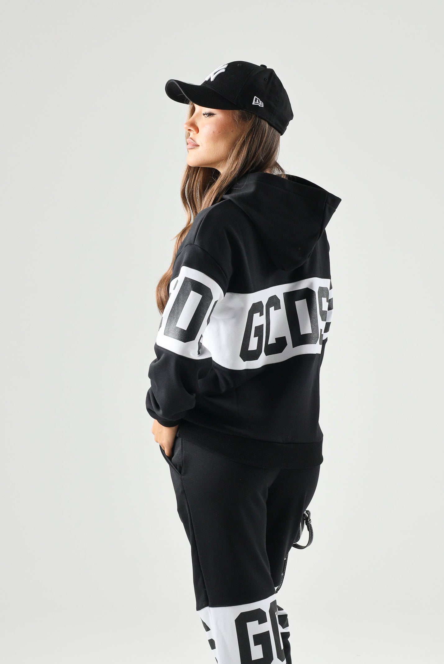 GCDS Felpa con cappuccio Band Logo black-white, nera e bianca per donna, ragazzi e bambini con logo iconico Z0UJQE583F004 999A GCDS