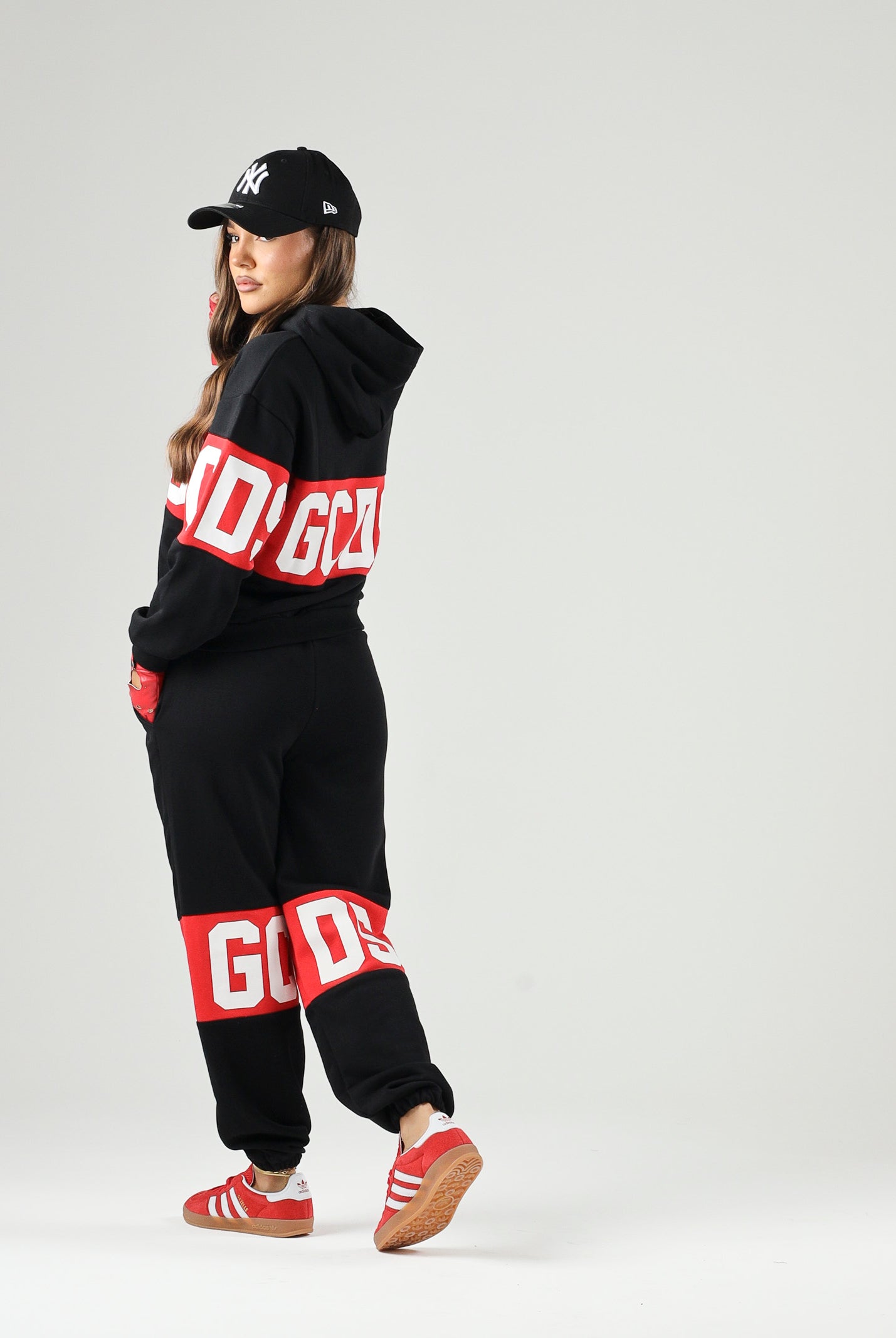 GCDS Felpa con cappuccio nera/rossa per donna, ragazzi e bambini con logo iconico Z0UJQE583F004 999R GCDS