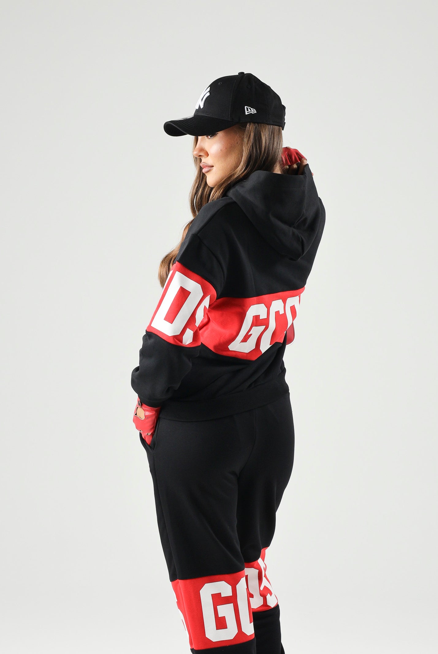 GCDS Felpa con cappuccio nera/rossa per donna, ragazzi e bambini con logo iconico Z0UJQE583F004 999R GCDS