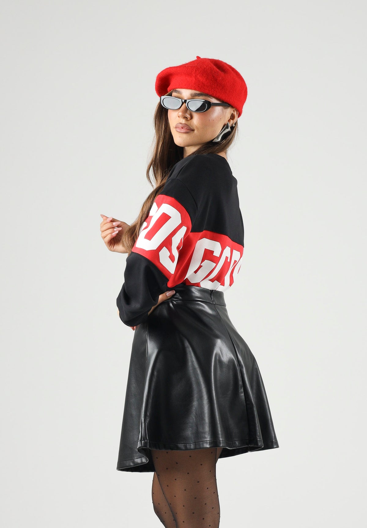 GCDS Felpa girocollo nera e rossa per donna, ragazzi e bambini con iconica fascia logo a contrasto.<BR/> Z0UJQE584F004 999R GCDS
