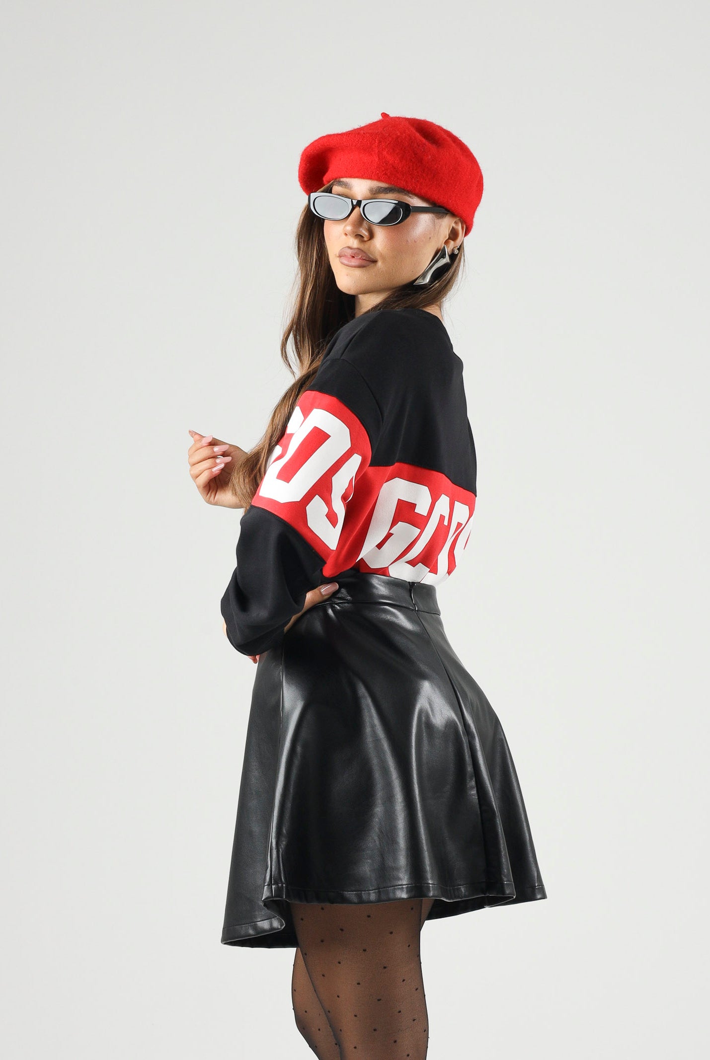 GCDS Felpa girocollo nera e rossa per donna, ragazzi e bambini con iconica fascia logo a contrasto.<BR/> Z0UJQE584F004 999R GCDS