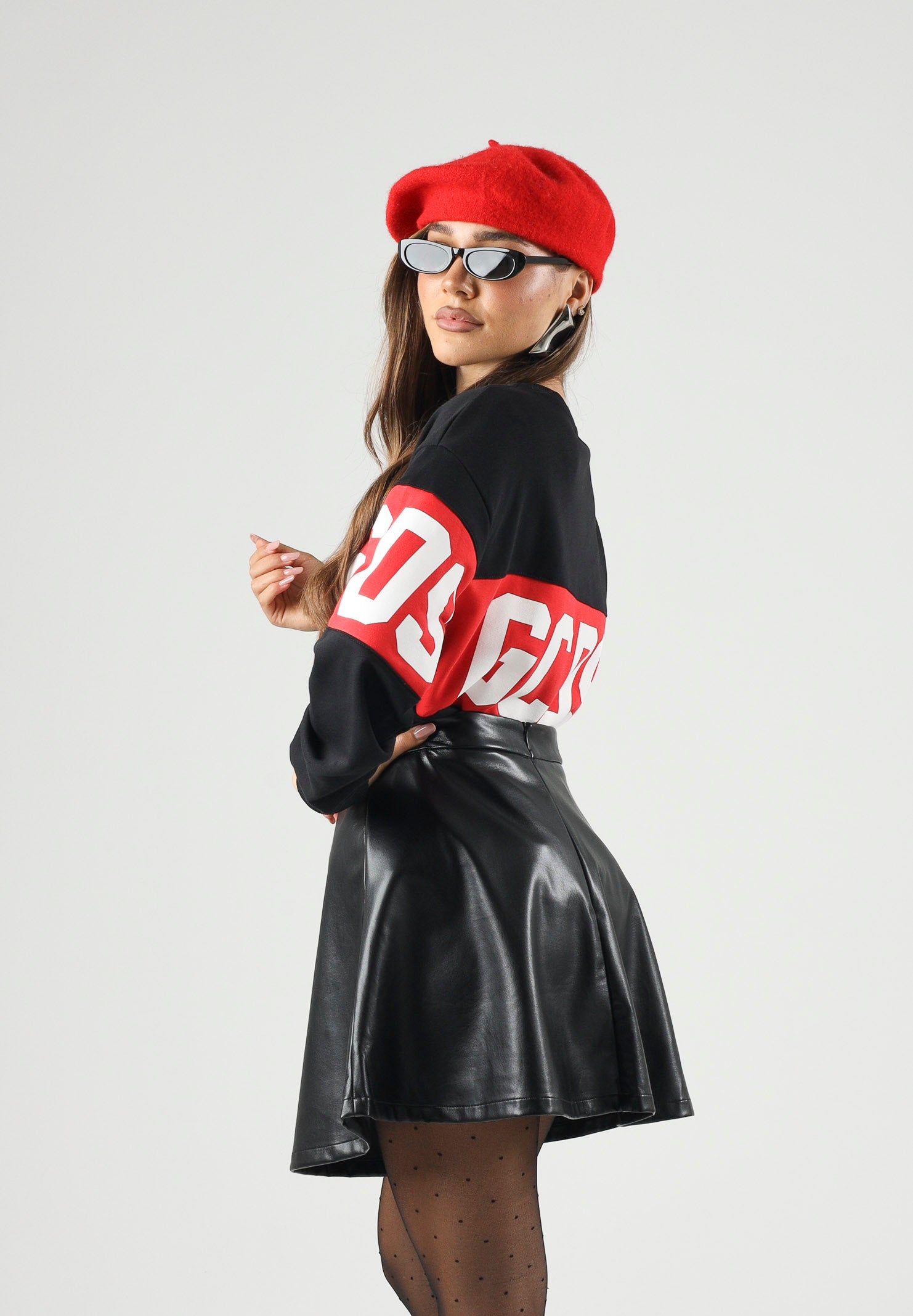 GCDS Felpa girocollo nera e rossa per donna, ragazzi e bambini con iconica fascia logo a contrasto.<BR/> Z0UJQE584F004 999R GCDS