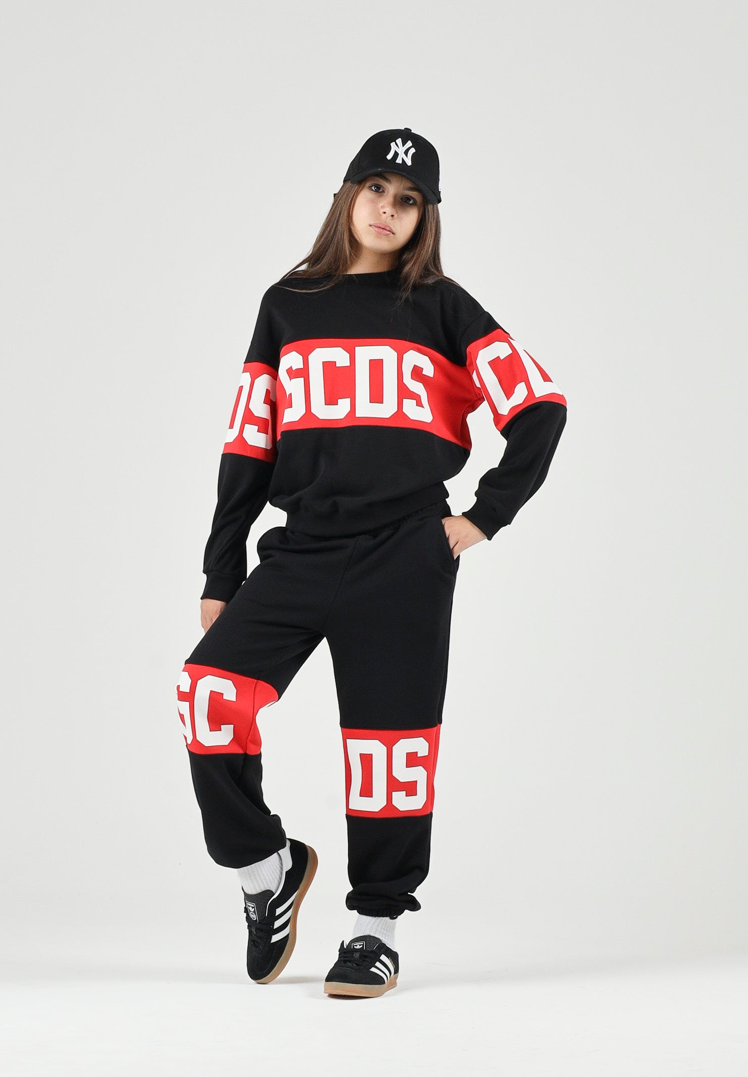 GCDS Felpa girocollo nera e rossa per donna, ragazzi e bambini con iconica fascia logo a contrasto.<BR/> Z0UJQE584F004 999R GCDS