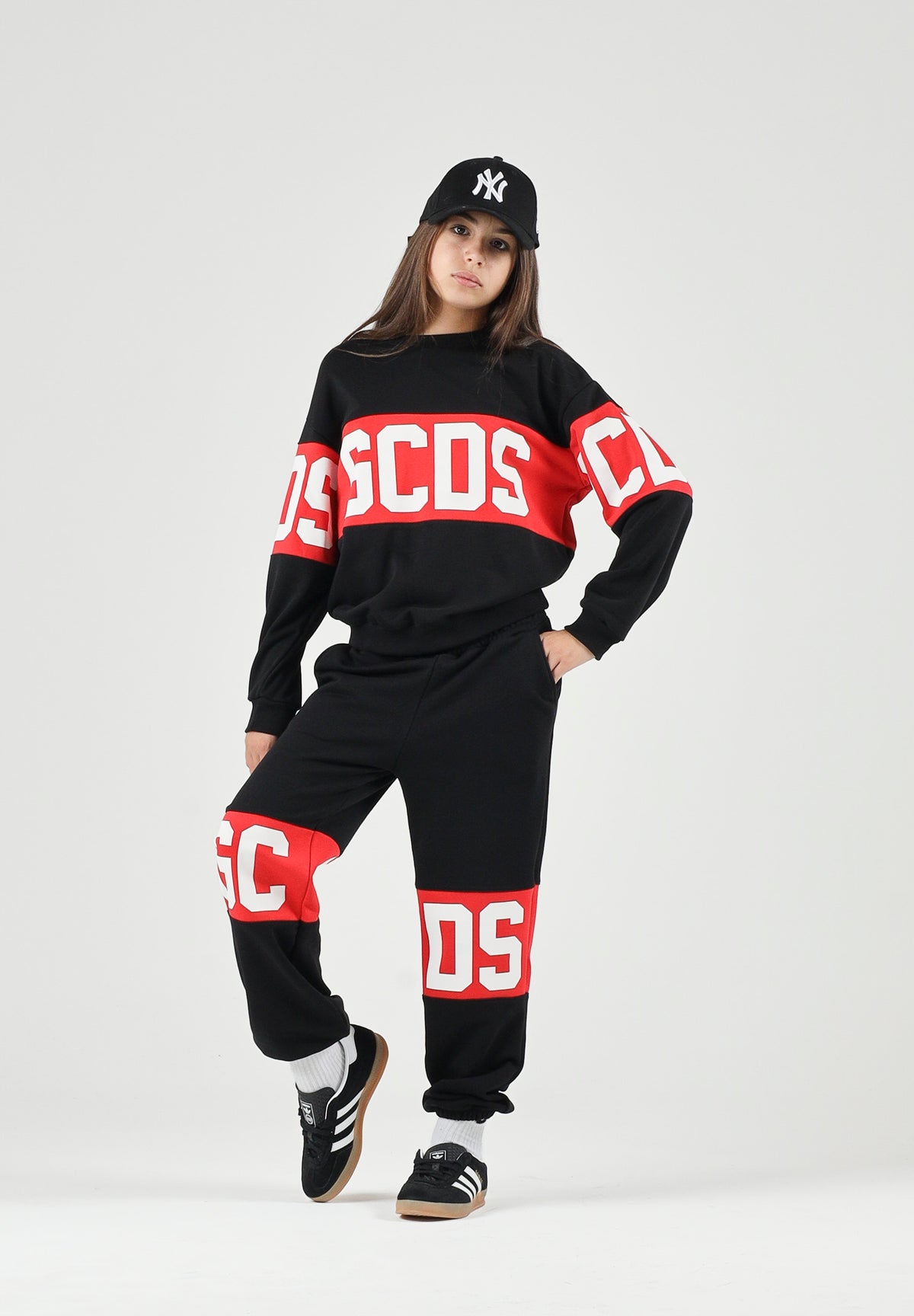 GCDS Felpa girocollo nera e rossa per donna, ragazzi e bambini con iconica fascia logo a contrasto.<BR/> Z0UJQE584F004 999R GCDS