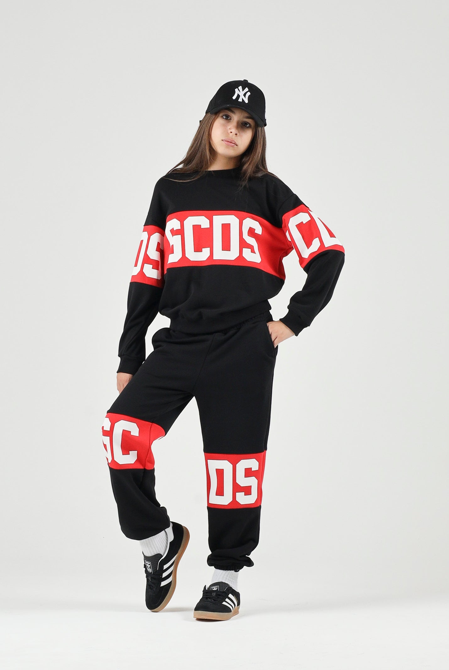 GCDS Felpa girocollo nera e rossa per donna, ragazzi e bambini con iconica fascia logo a contrasto.<BR/> Z0UJQE584F004 999R GCDS