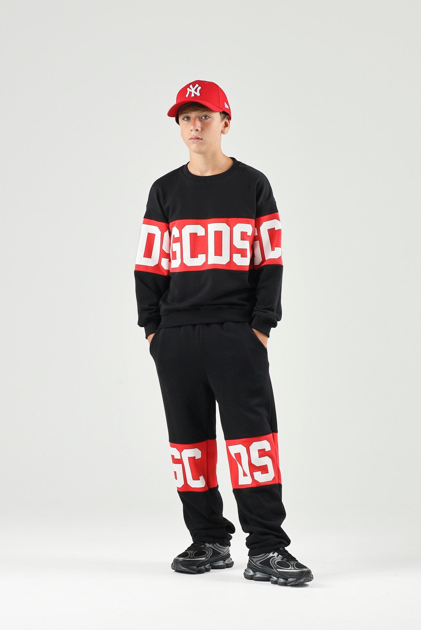 GCDS Felpa girocollo nera e rossa per donna, ragazzi e bambini con iconica fascia logo a contrasto.<BR/> Z0UJQE584F004 999R GCDS