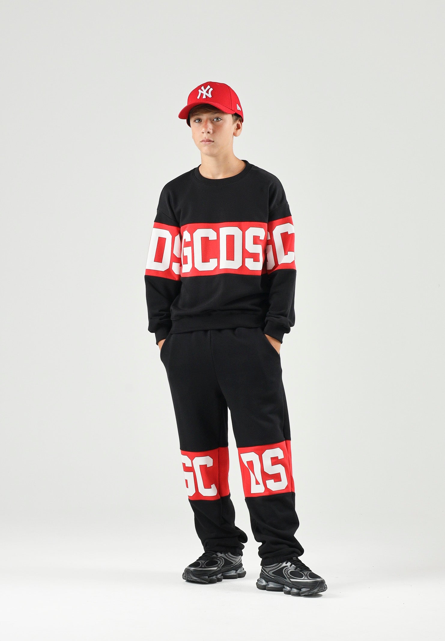 GCDS Felpa girocollo nera e rossa per donna, ragazzi e bambini con iconica fascia logo a contrasto.<BR/> Z0UJQE584F004 999R GCDS