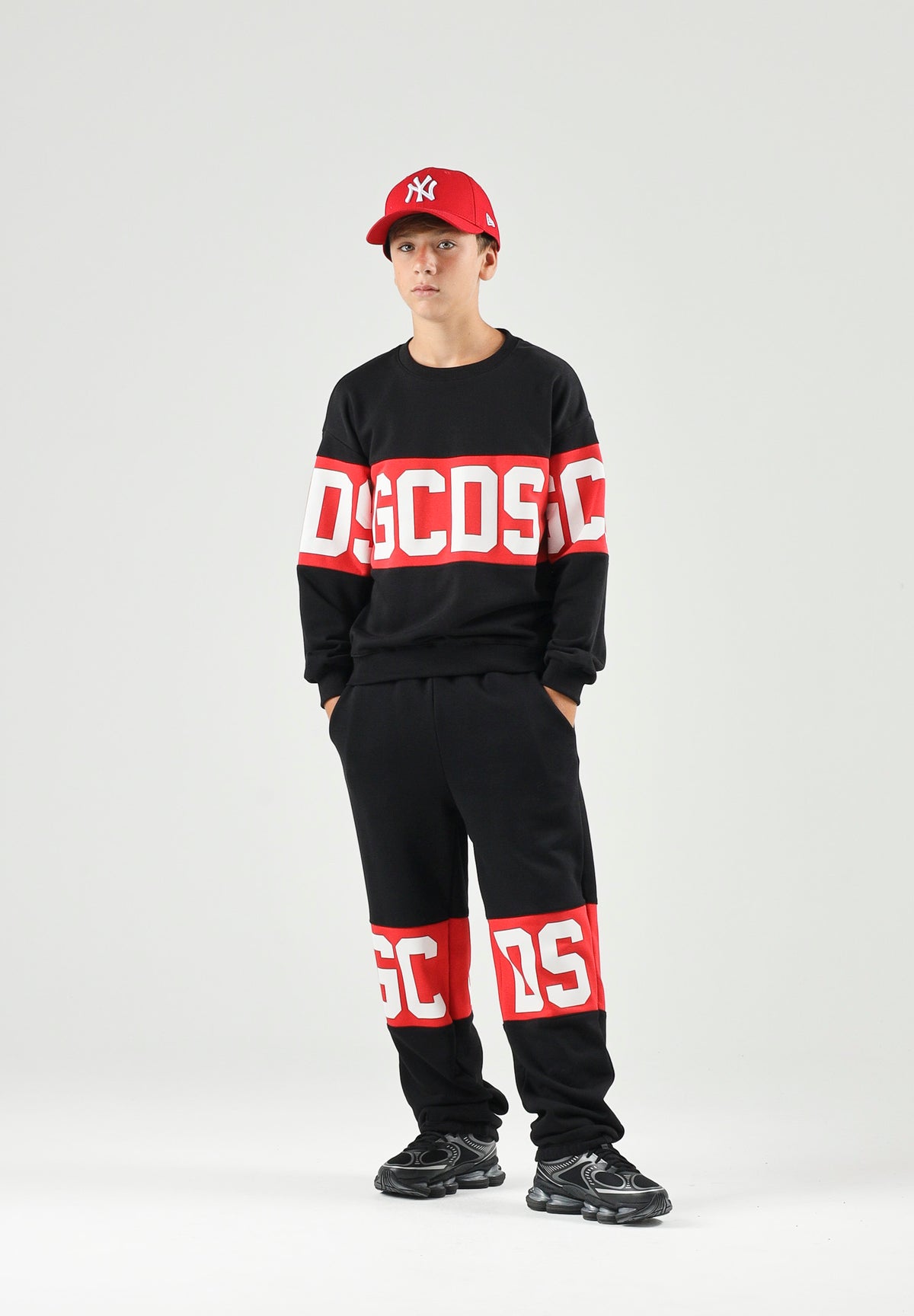 GCDS Felpa girocollo nera e rossa per donna, ragazzi e bambini con iconica fascia logo a contrasto.<BR/> Z0UJQE584F004 999R GCDS