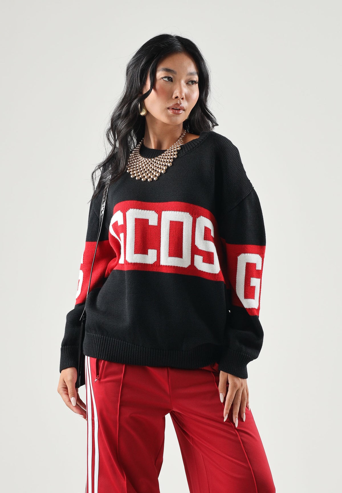 GCDS Maglia girocollo nera e rossa per donna, ragazzi e bambini con logo frontale Z0UJQF621K347 999R GCDS