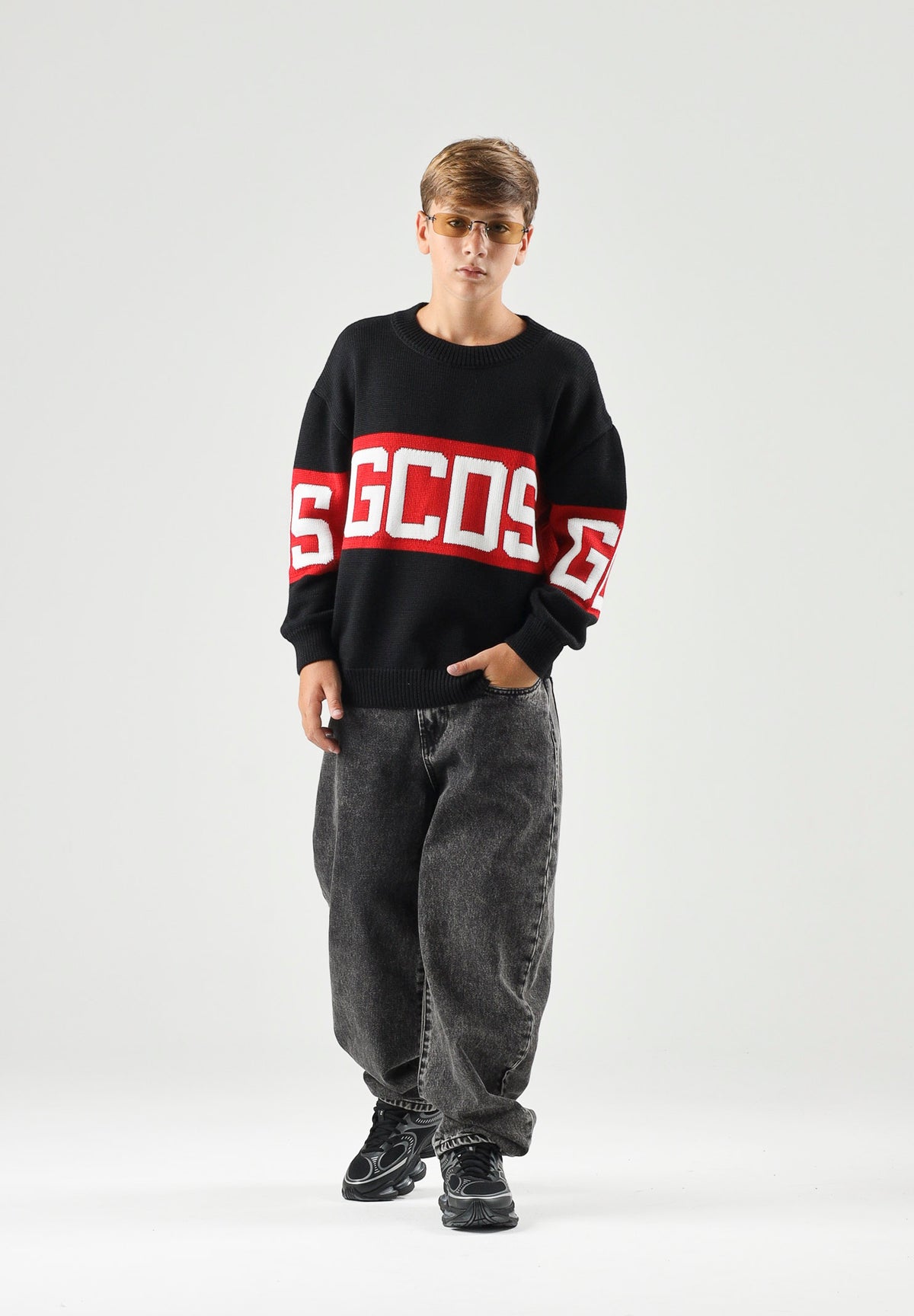 GCDS Maglia girocollo nera e rossa per donna, ragazzi e bambini con logo frontale Z0UJQF621K347 999R GCDS