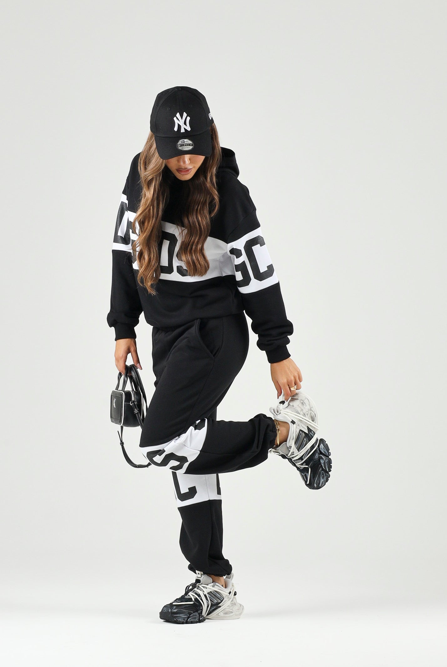 GCDS Pantaloni BAND LOGO TRACK PANTS nero per donna, ragzzi e bambini con fascia e maxi logo GCDS a contrasto. Z0UJQI588F004 999A GCDS