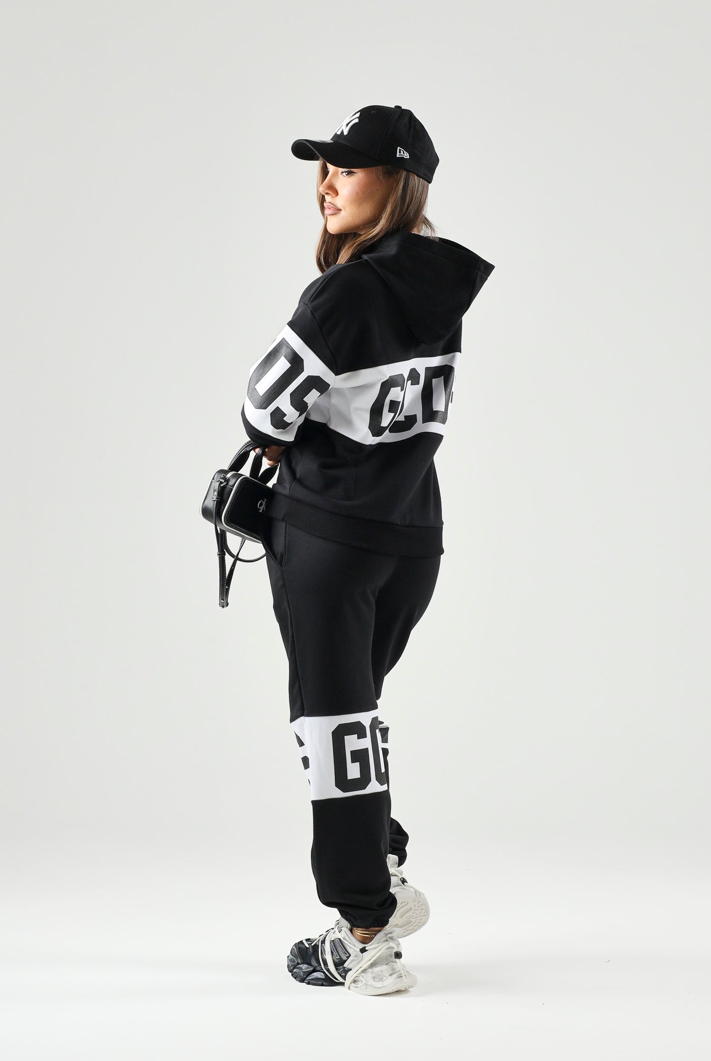 GCDS Pantaloni BAND LOGO TRACK PANTS nero per donna, ragzzi e bambini con fascia e maxi logo GCDS a contrasto. Z0UJQI588F004 999A GCDS