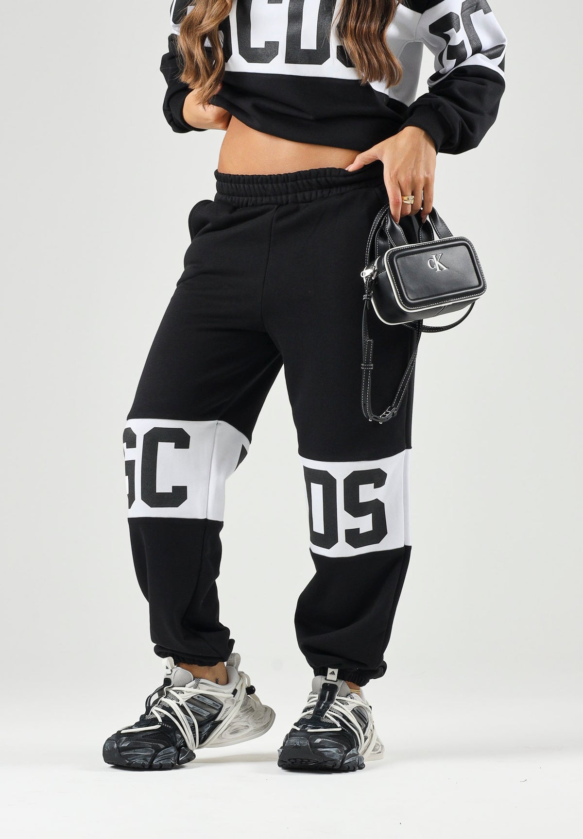 GCDS Pantaloni BAND LOGO TRACK PANTS neri per donna, ragazzi e bambini con fascia e maxi logo GCDS a contrasto. Z0UJQI588F004 999A GCDS