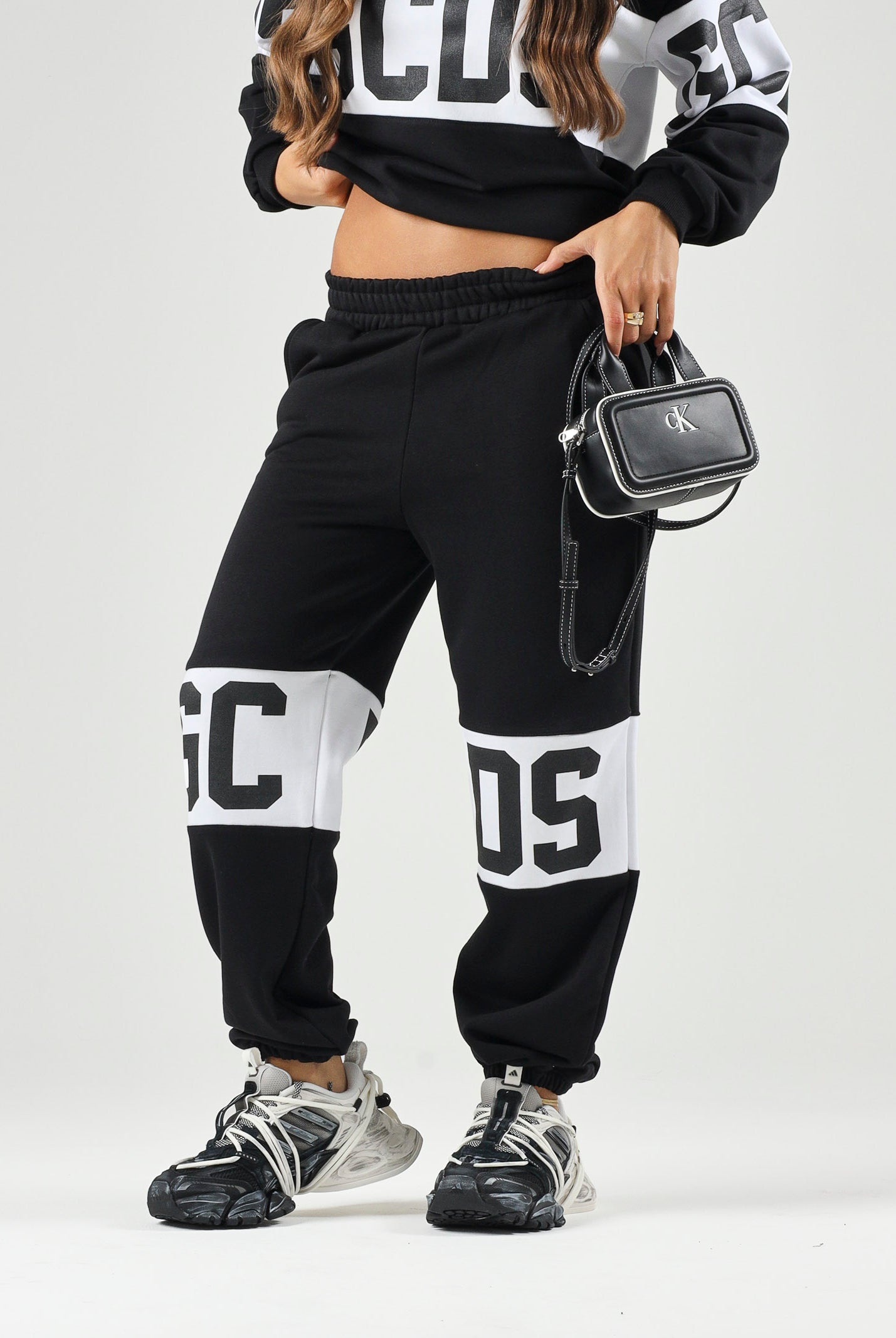 GCDS Pantaloni BAND LOGO TRACK PANTS nero per donna, ragzzi e bambini con fascia e maxi logo GCDS a contrasto. Z0UJQI588F004 999A GCDS