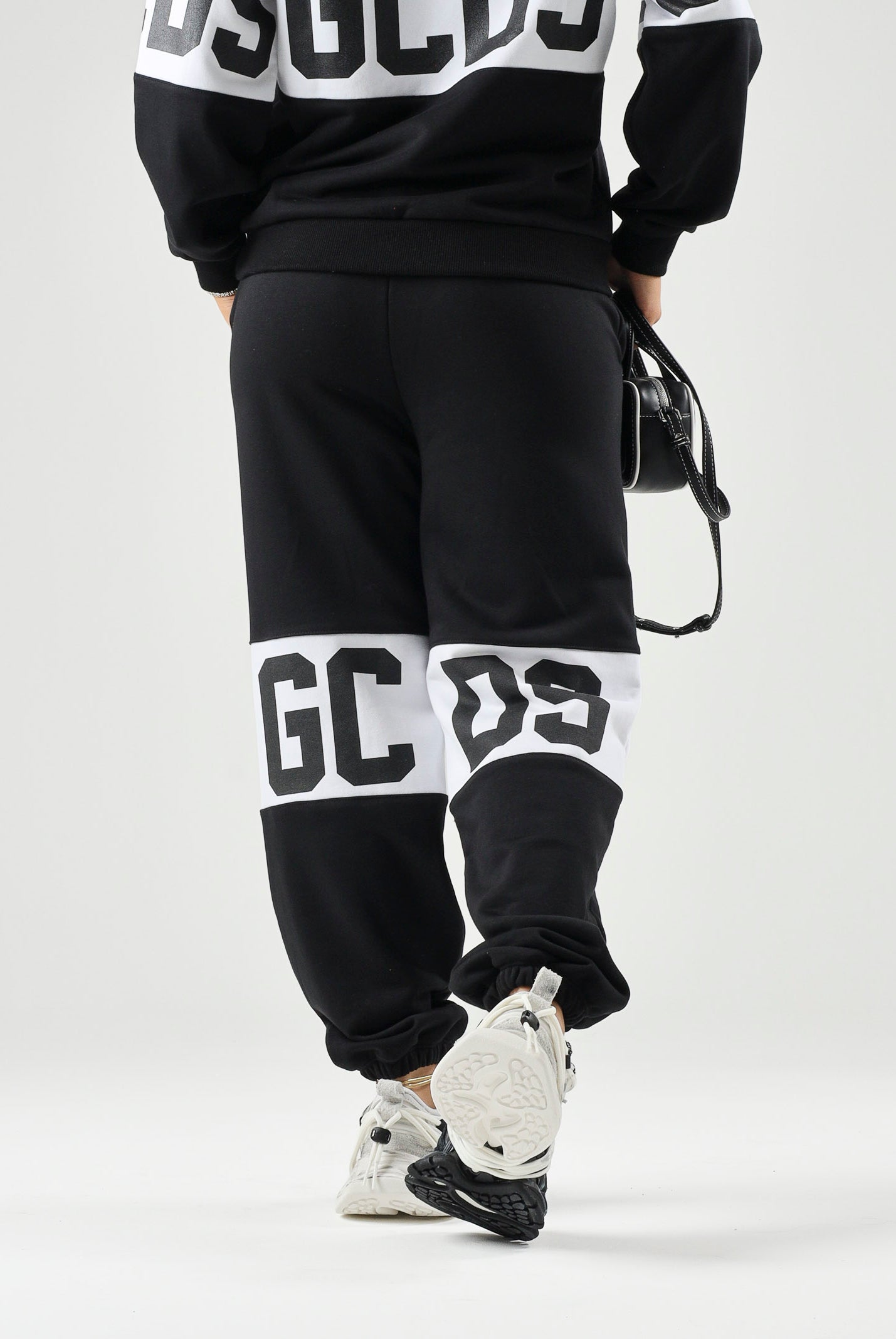 GCDS Pantaloni BAND LOGO TRACK PANTS nero per donna, ragzzi e bambini con fascia e maxi logo GCDS a contrasto. Z0UJQI588F004 999A GCDS