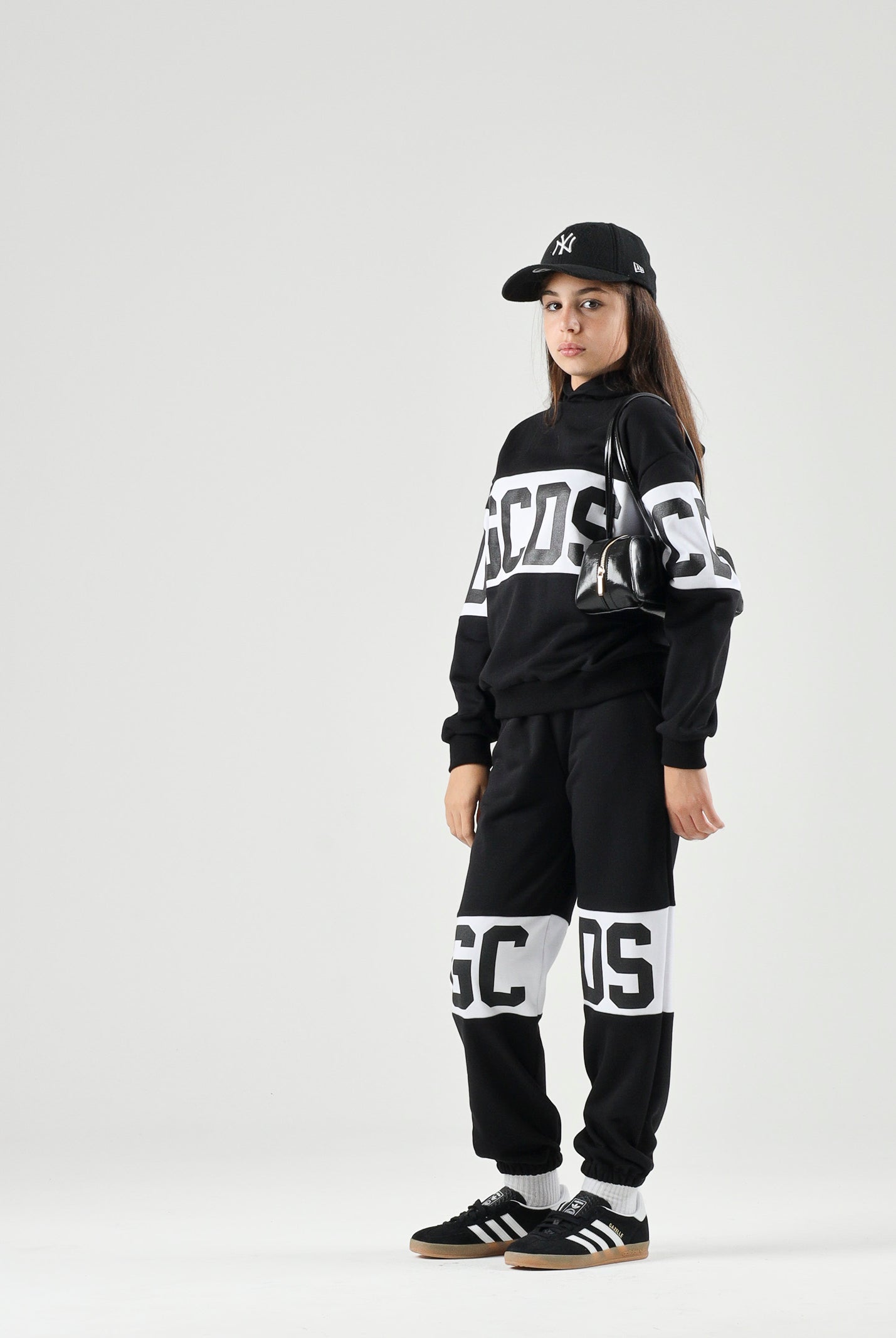 GCDS Pantaloni BAND LOGO TRACK PANTS nero per donna, ragzzi e bambini con fascia e maxi logo GCDS a contrasto. Z0UJQI588F004 999A GCDS