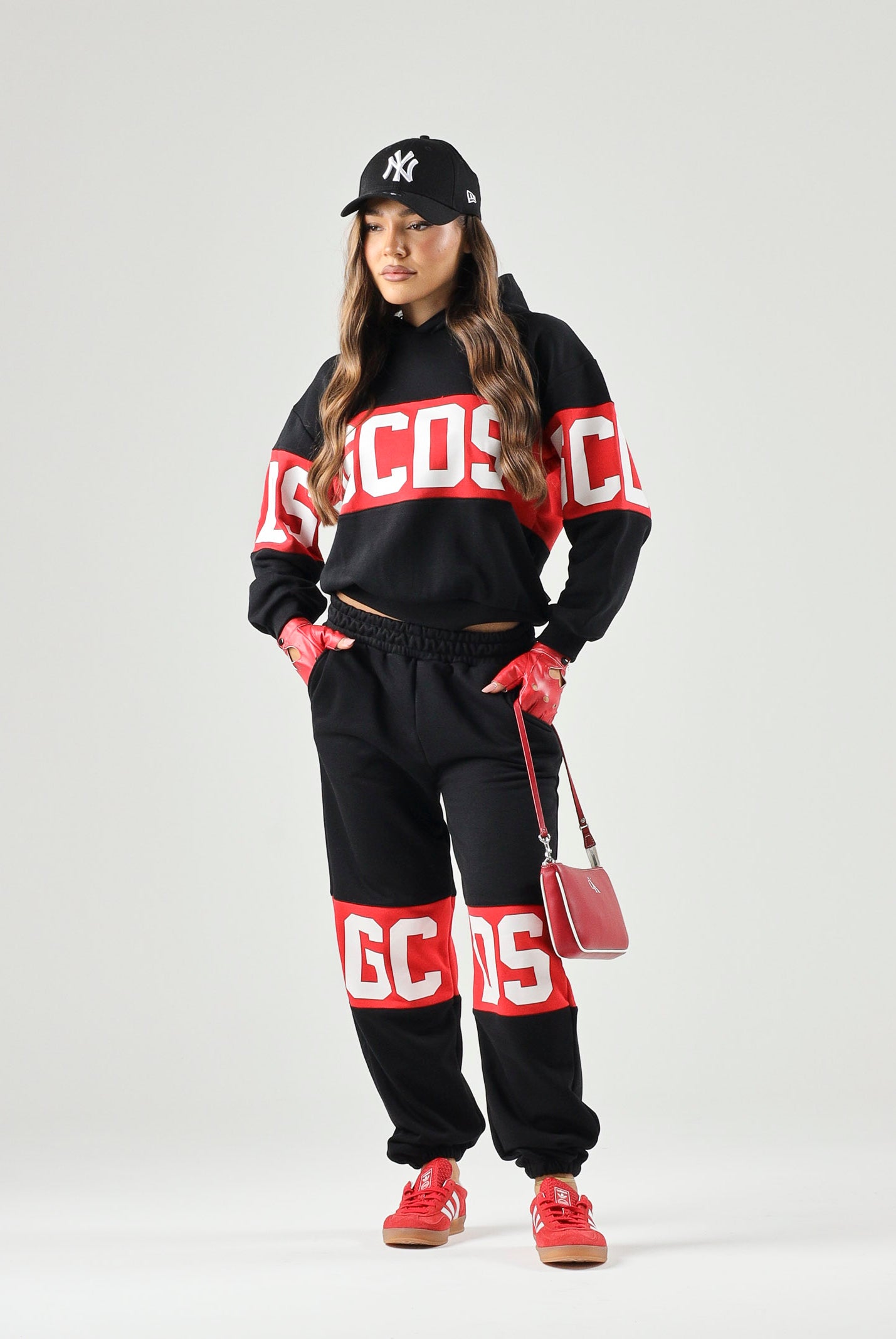 GCDS Pantaloni BAND LOGO TRACK PANTS nero/rosso per donna, ragazzi e bambini con maxi logo GCDS a contrasto. Z0UJQI588F004 999R GCDS