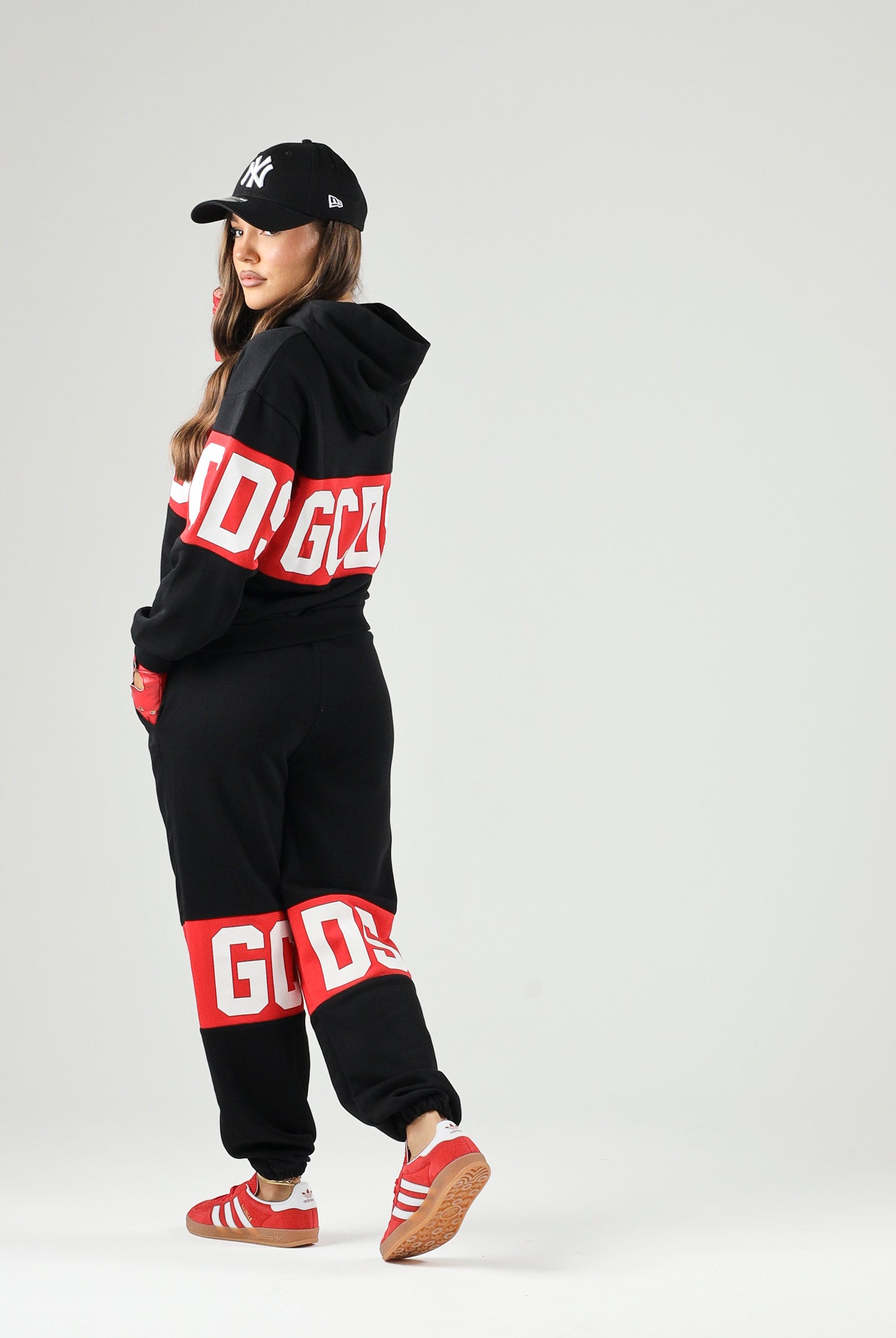 GCDS Pantaloni BAND LOGO TRACK PANTS nero/rosso per donna, ragazzi e bambini con maxi logo GCDS a contrasto. Z0UJQI588F004 999R GCDS