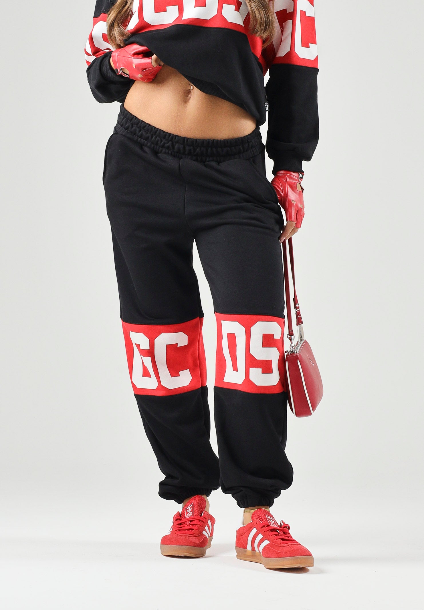 GCDS Pantaloni BAND LOGO TRACK PANTS nero/rosso per donna, ragazzi e bambini con maxi logo GCDS a contrasto. Z0UJQI588F004 999R GCDS