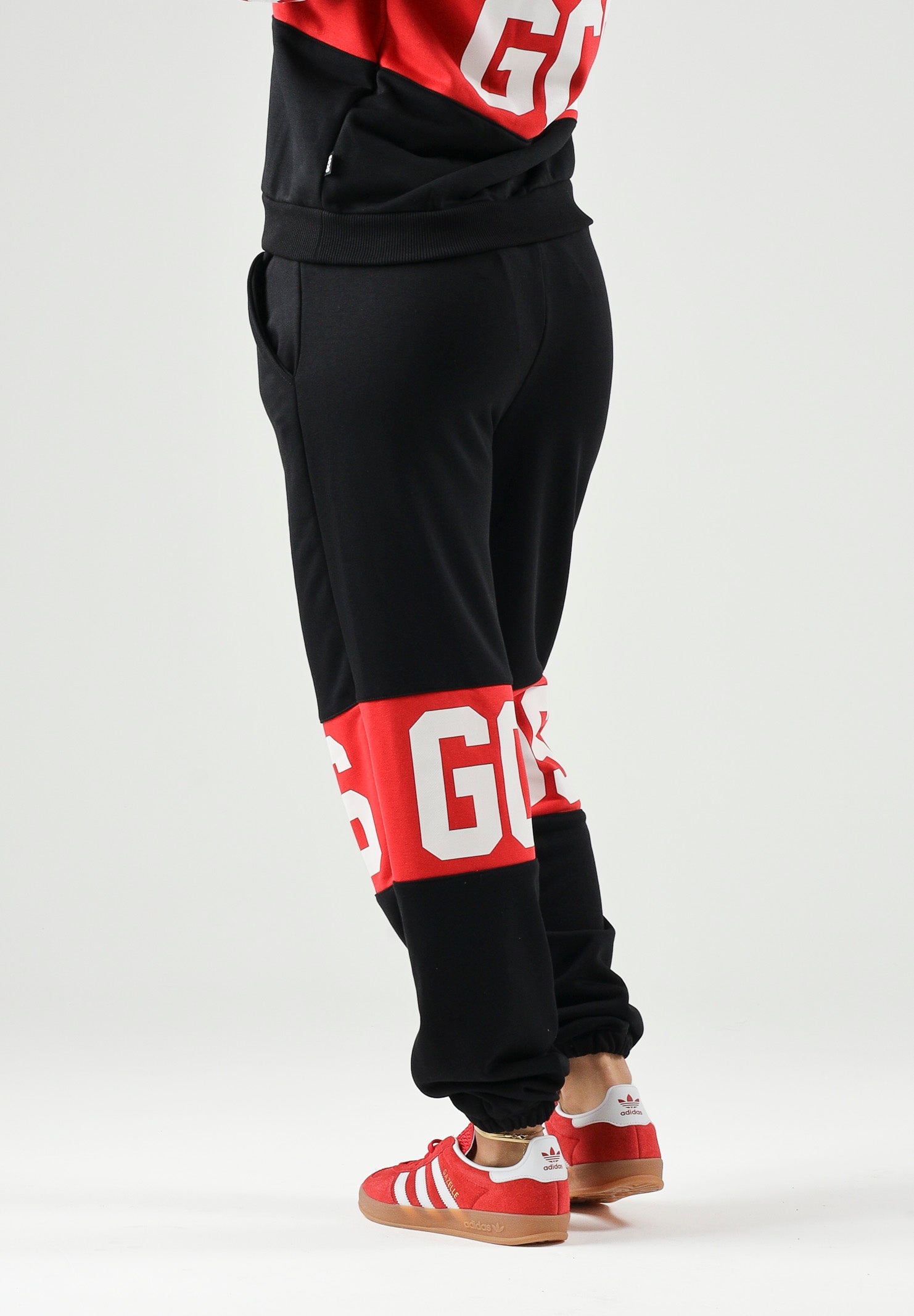 GCDS Pantaloni BAND LOGO TRACK PANTS nero/rosso per donna, ragazzi e bambini con maxi logo GCDS a contrasto. Z0UJQI588F004 999R GCDS