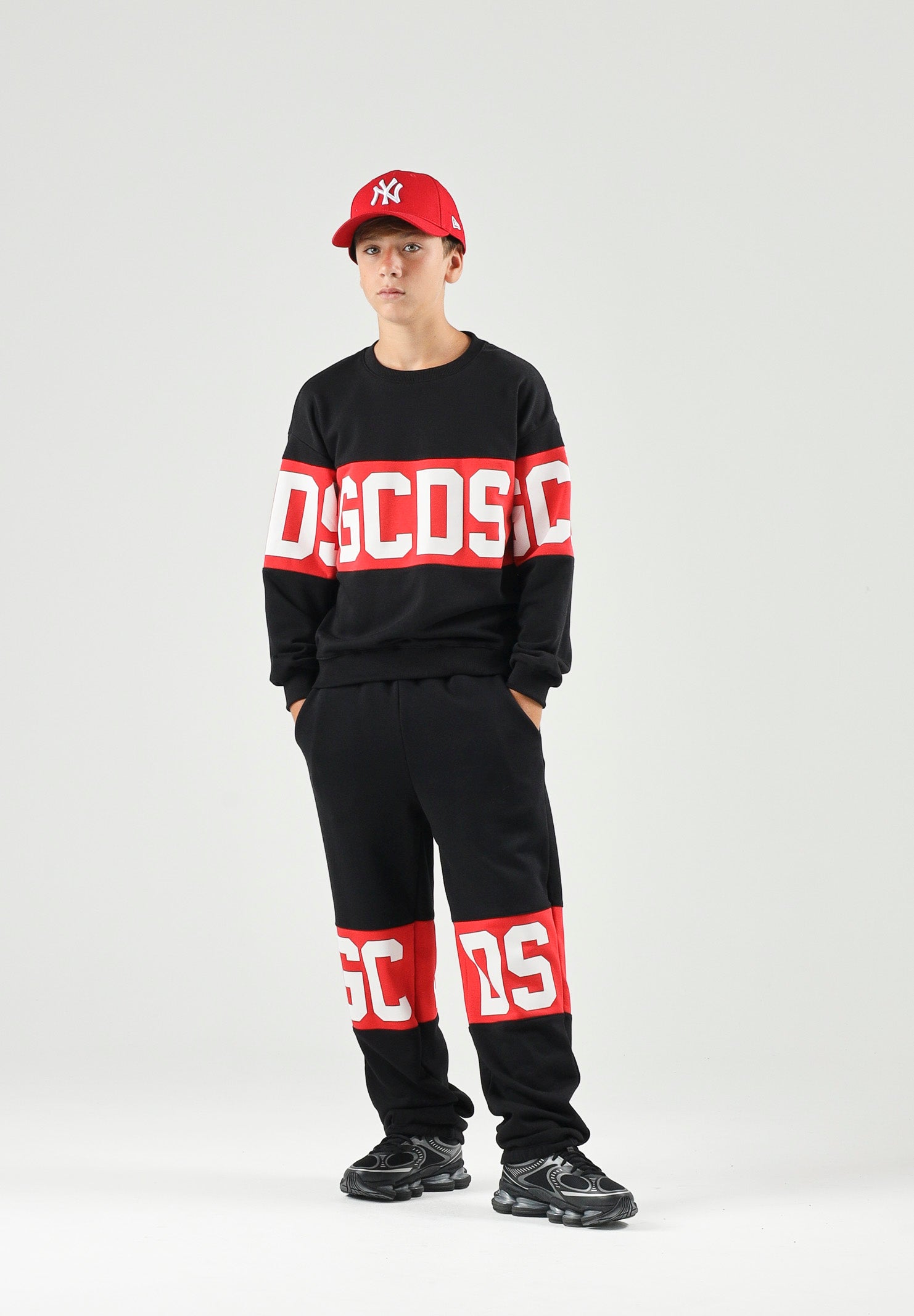 GCDS Pantaloni BAND LOGO TRACK PANTS nero/rosso per donna, ragazzi e bambini con maxi logo GCDS a contrasto. Z0UJQI588F004 999R GCDS