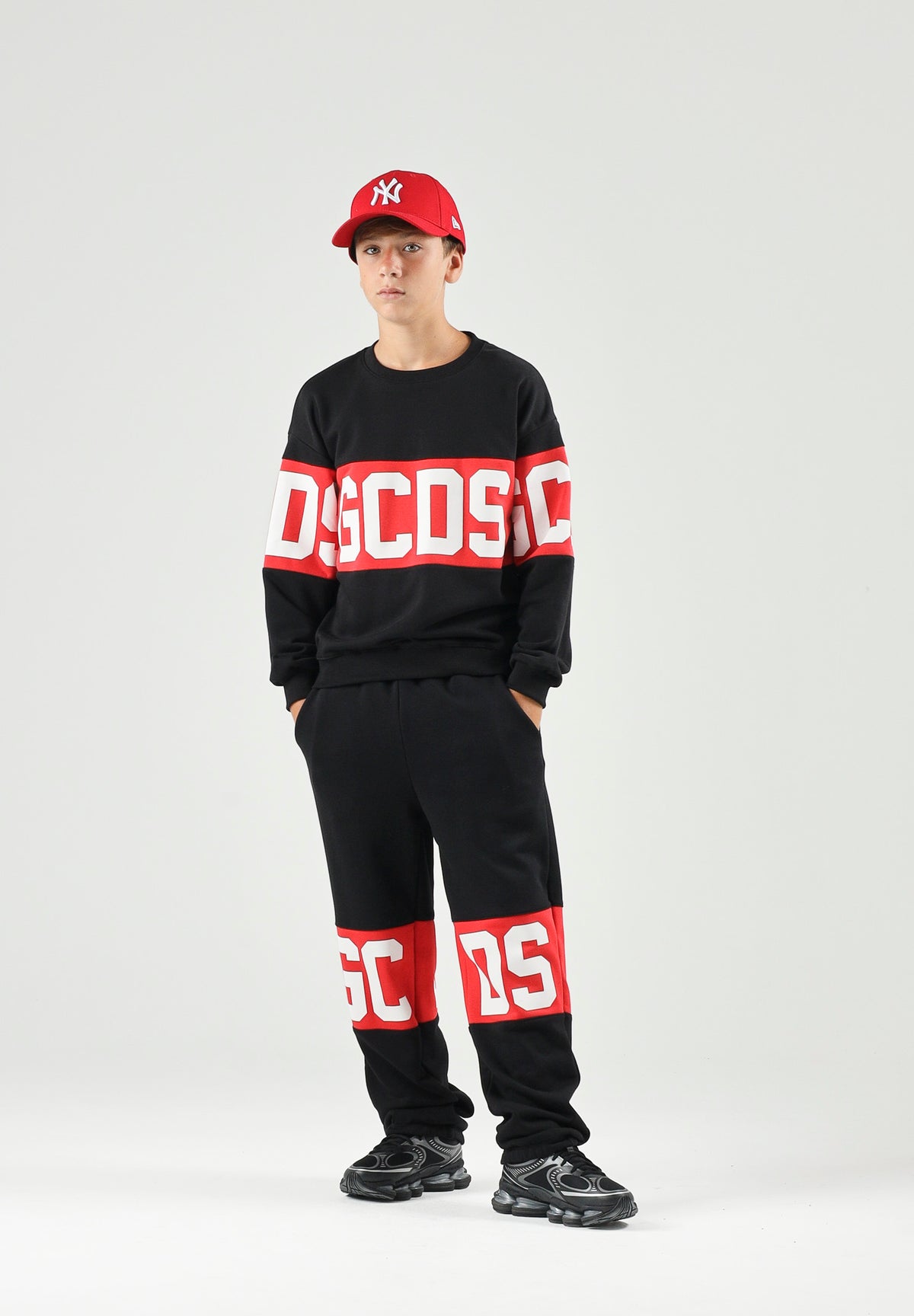 GCDS Pantaloni BAND LOGO TRACK PANTS nero per donna, ragazzi e bambini con maxi logo GCDS a contrasto. Z0UJQI588F004 999R GCDS