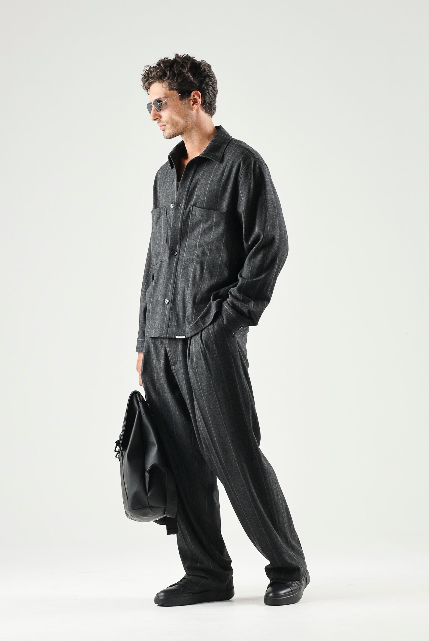 I'M BRIAN Camicia GESSATA grigio scuro da uomo con motivo a righe verticali tono su tono. CA3828 GR I'M BRIAN