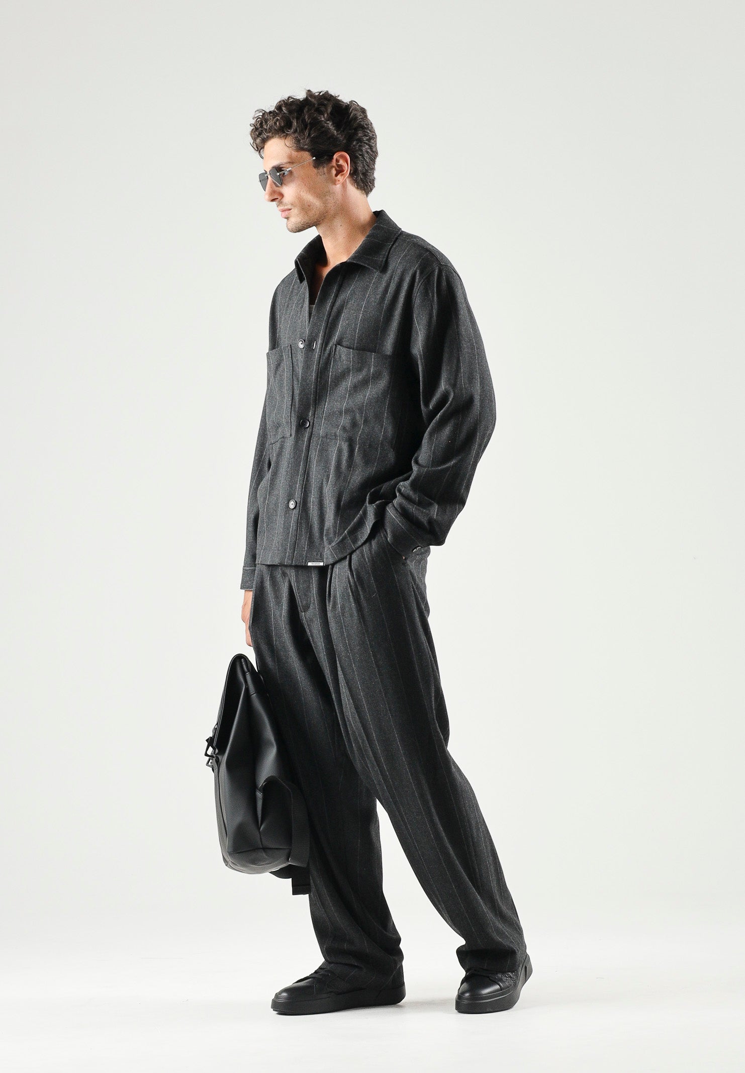 I'M BRIAN Camicia GESSATA grigio scuro da uomo con motivo a righe verticali tono su tono. CA3828 GR I'M BRIAN