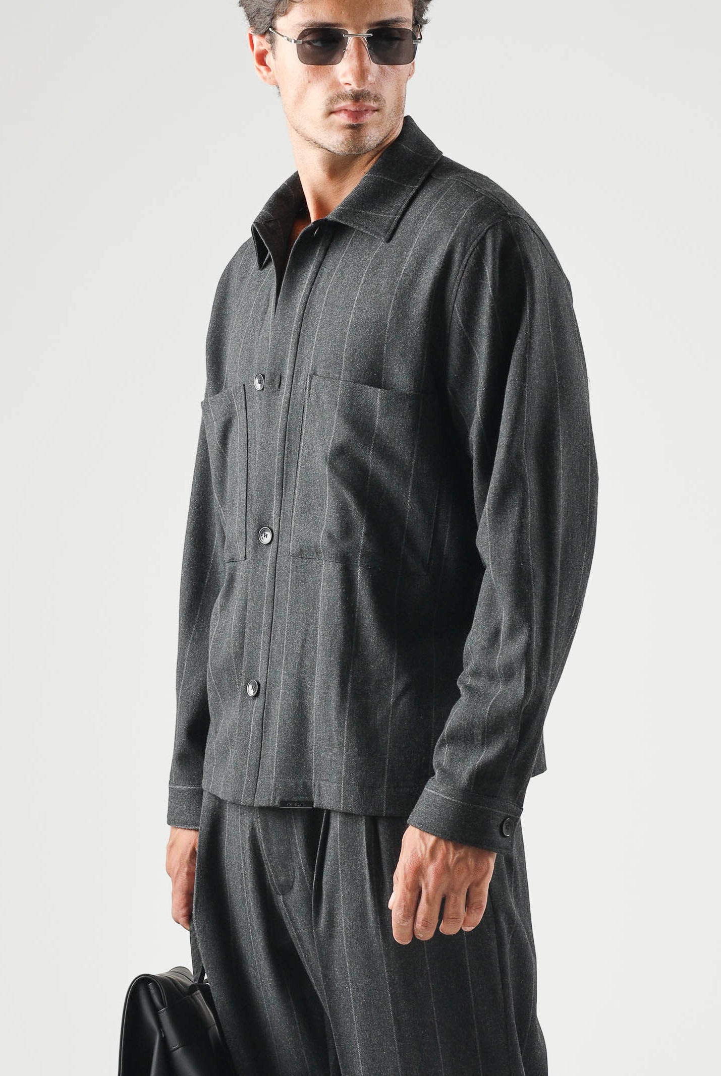 I'M BRIAN Camicia GESSATA grigio scuro da uomo con motivo a righe verticali tono su tono. CA3828 GR I'M BRIAN