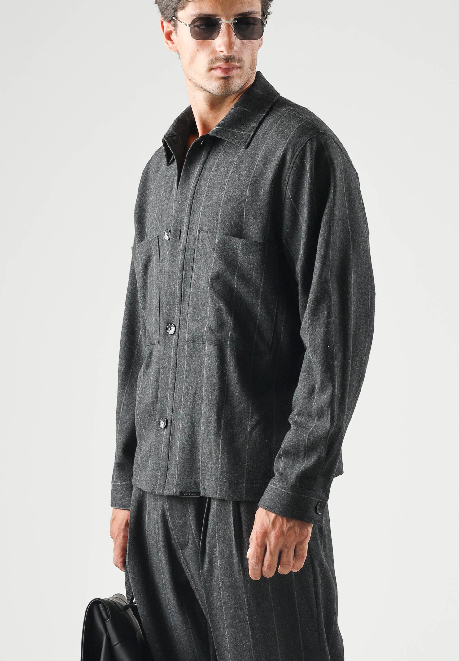I'M BRIAN Camicia GESSATA grigio scuro da uomo con motivo a righe verticali tono su tono. CA3828 GR I'M BRIAN