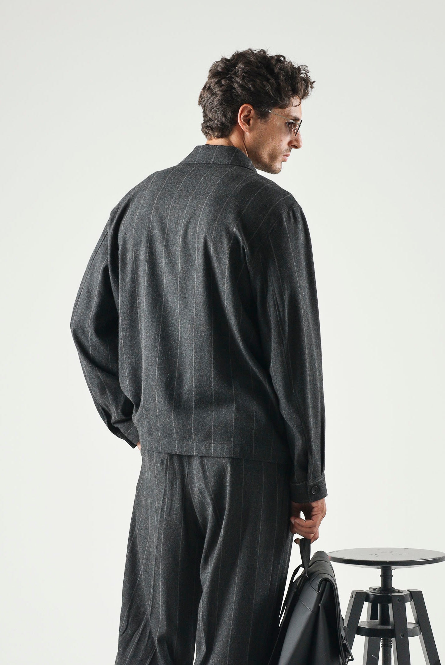 I'M BRIAN Camicia GESSATA grigio scuro da uomo con motivo a righe verticali tono su tono. CA3828 GR I'M BRIAN