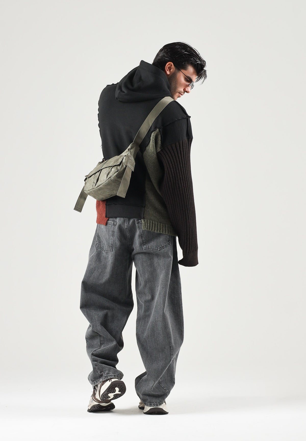 I'M BRIAN Felpa con cappuccio nera da uomo con coulisse regolabile. F3921 0028 I'M BRIAN