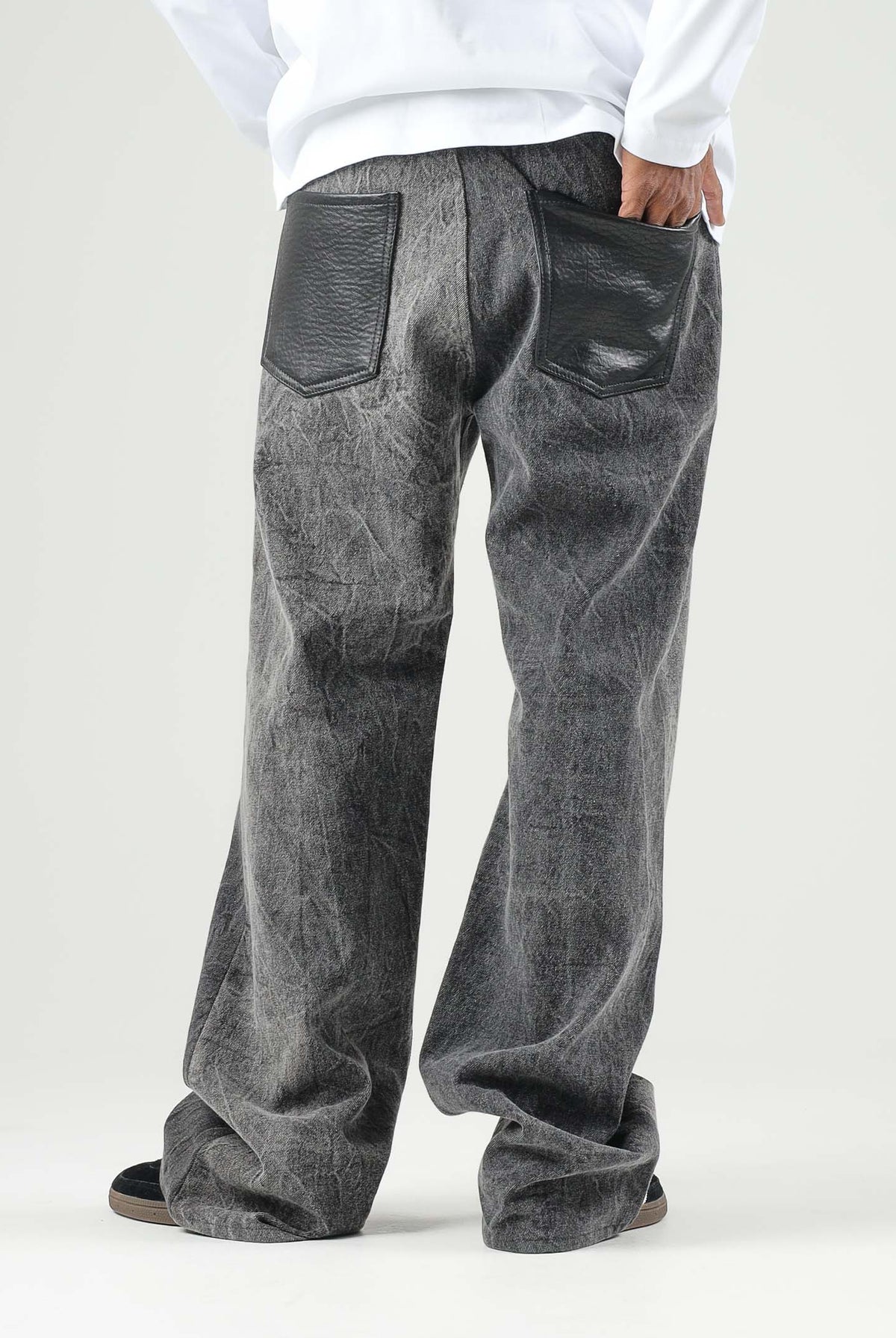 I'M BRIAN Jeans nero per uomo e donna con lavaggio scuro slavato, taglio flared a zampa e dettagli sartoriali FLARE1926 LAV1926 I'M BRIAN