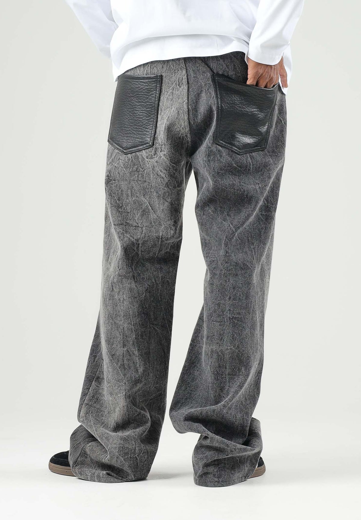 I'M BRIAN jeans FLARE nero slavato da uomo e donna in denim di cotone elasticizzato, caratterizzati da lavaggio effetto vintage con sfumature grigio antracite, vestibilità regolare sui fianchi, gamba svasata a zampa, costruzione cinque tasche e chiu FLARE1926 LAV1926 I'M BRIAN