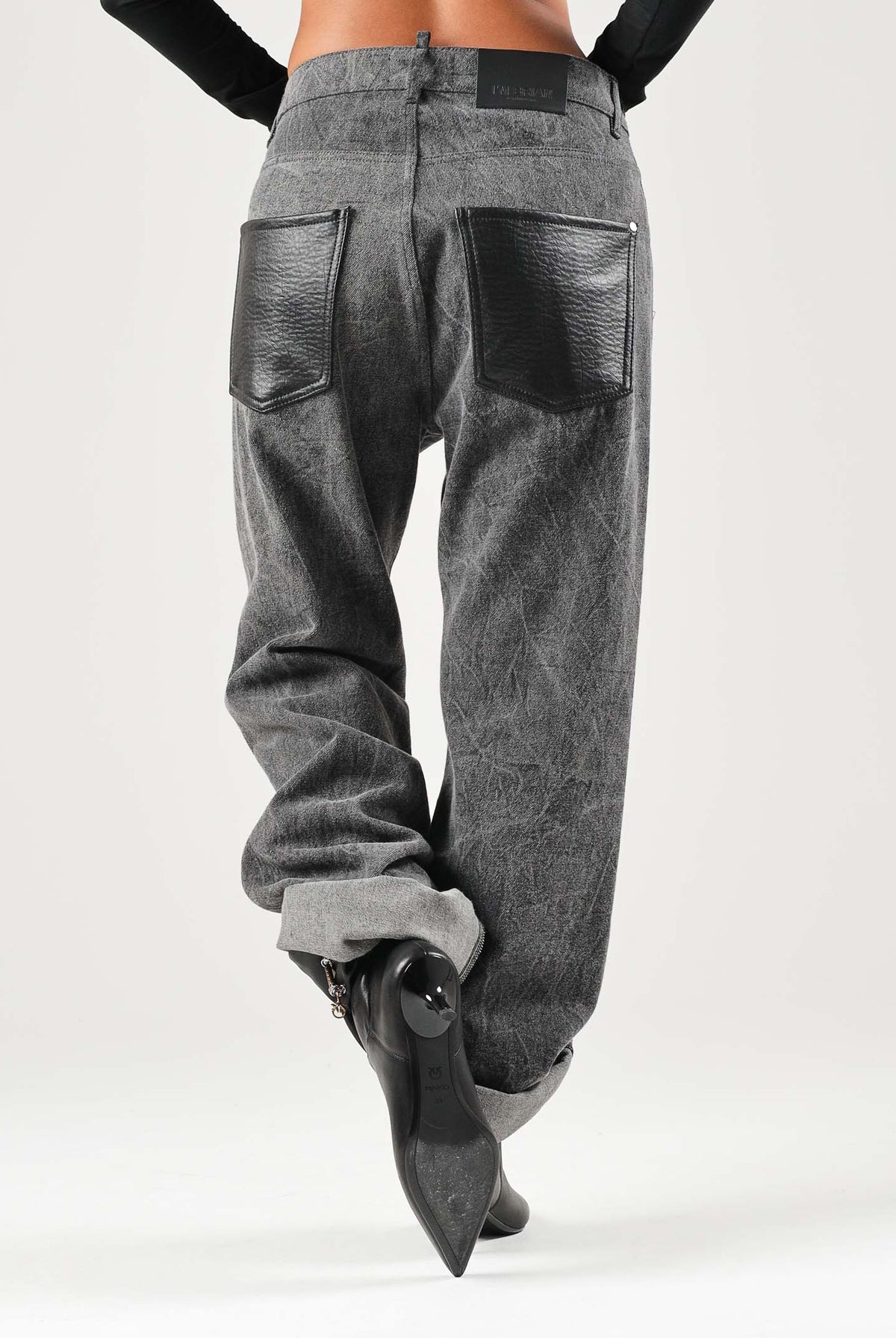 I'M BRIAN Jeans nero per uomo e donna con lavaggio scuro slavato, taglio flared a zampa e dettagli sartoriali FLARE1926 LAV1926 I'M BRIAN