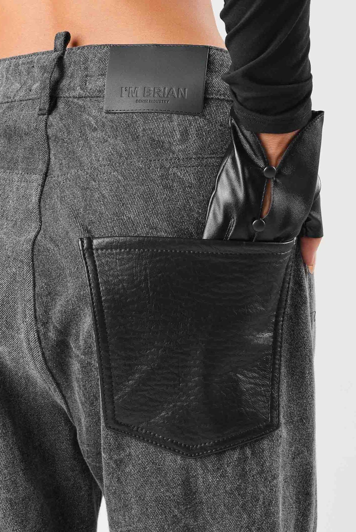 I'M BRIAN Jeans nero per uomo e donna con lavaggio scuro slavato, taglio flared a zampa e dettagli sartoriali FLARE1926 LAV1926 I'M BRIAN