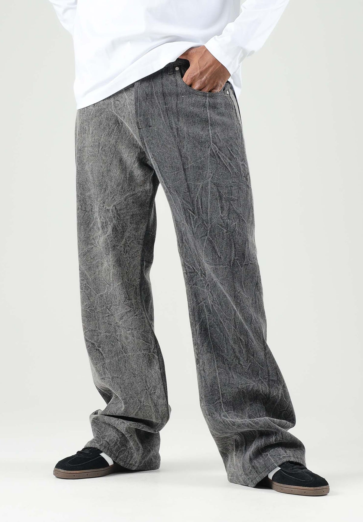 I'M BRIAN jeans FLARE nero slavato da uomo e donna in denim di cotone elasticizzato, caratterizzati da lavaggio effetto vintage con sfumature grigio antracite, vestibilità regolare sui fianchi, gamba svasata a zampa, costruzione cinque tasche e chiu FLARE1926 LAV1926 I'M BRIAN