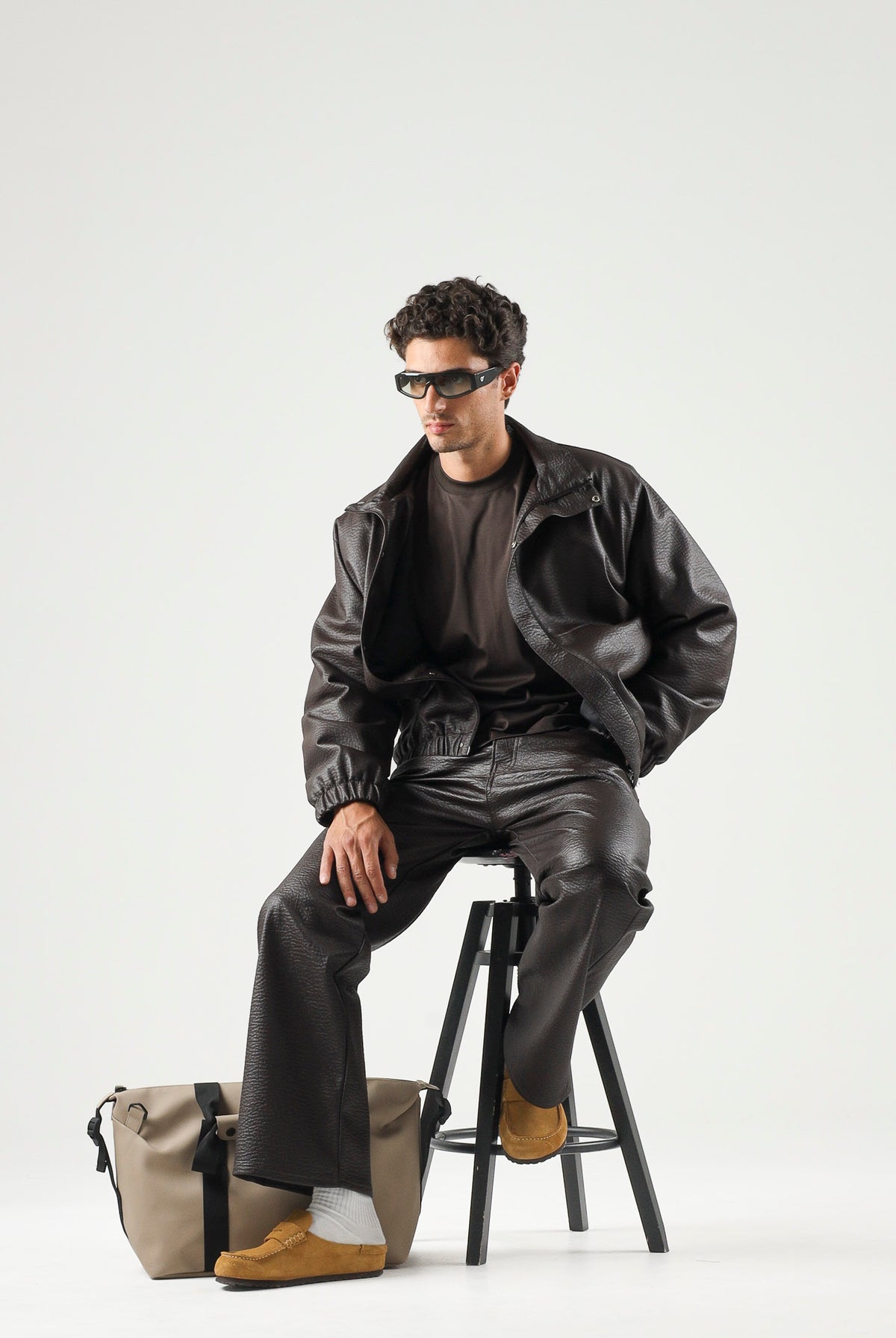 I'M BRIAN Giubbotto in eco-pelle moro/ marrone per uomo con collo alto e linee pulite d'ispirazione urban. GIU3878 020 I'M BRIAN