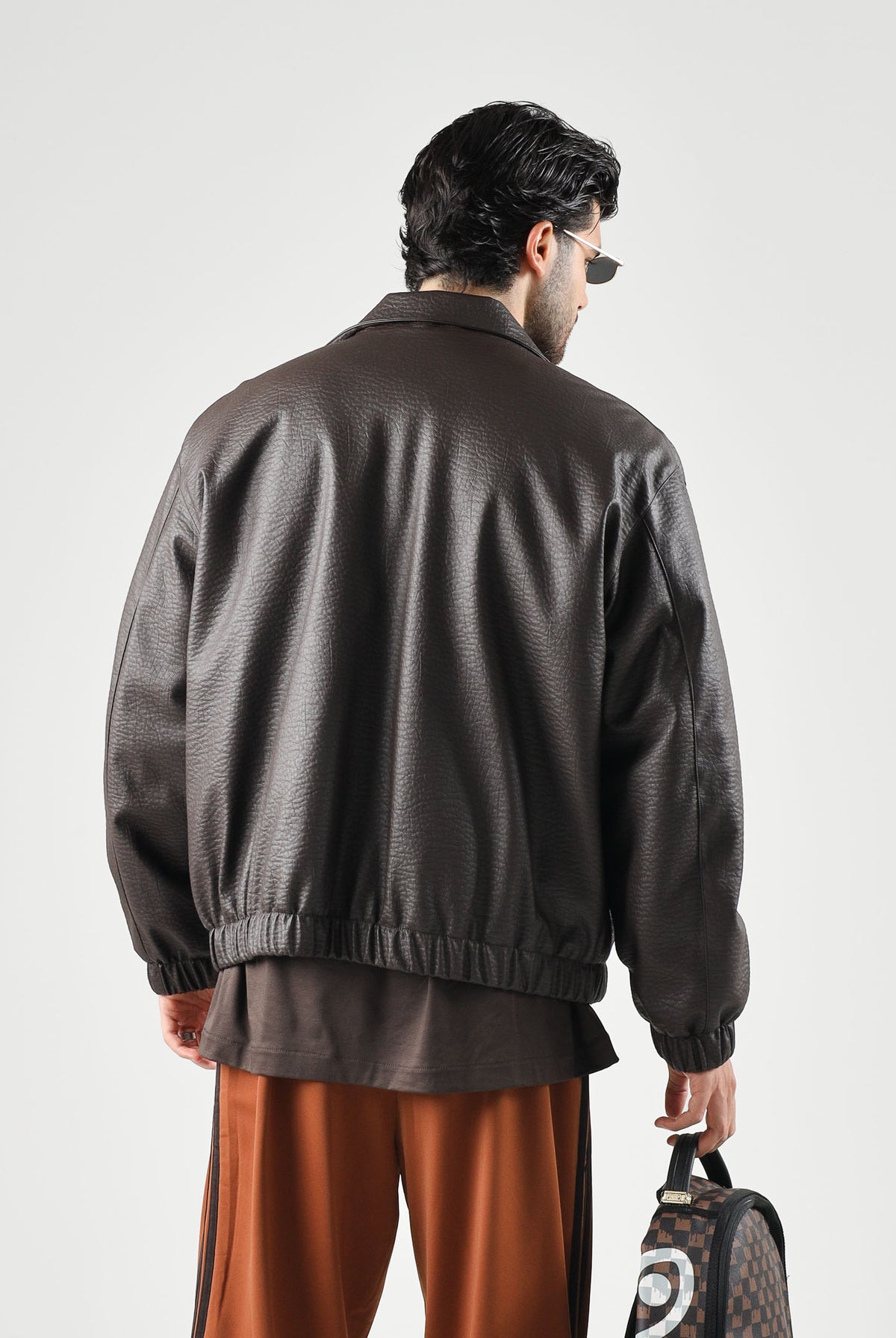 I'M BRIAN Giubbotto in eco-pelle moro/ marrone per uomo con collo alto e linee pulite d'ispirazione urban. GIU3878 020 I'M BRIAN