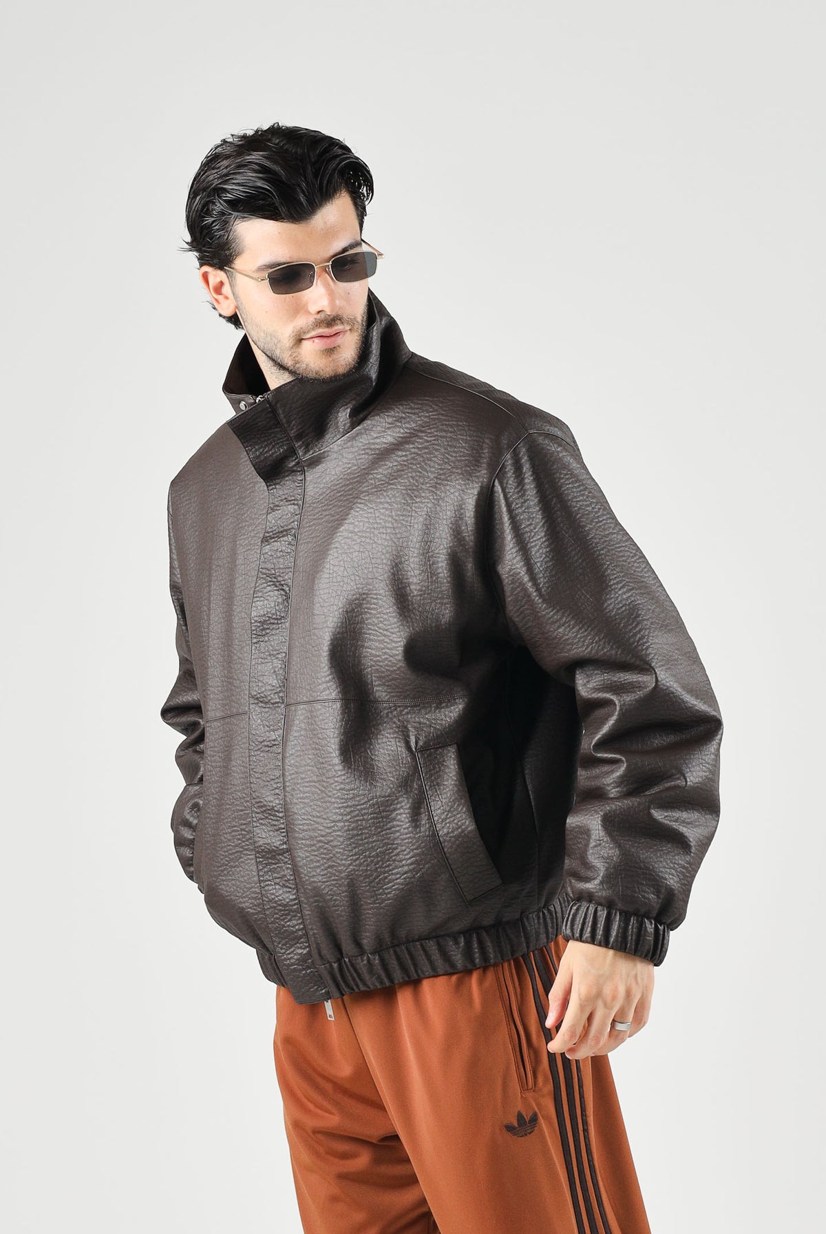 I'M BRIAN Giubbotto in eco-pelle moro/ marrone per uomo con collo alto e linee pulite d'ispirazione urban. GIU3878 020 I'M BRIAN