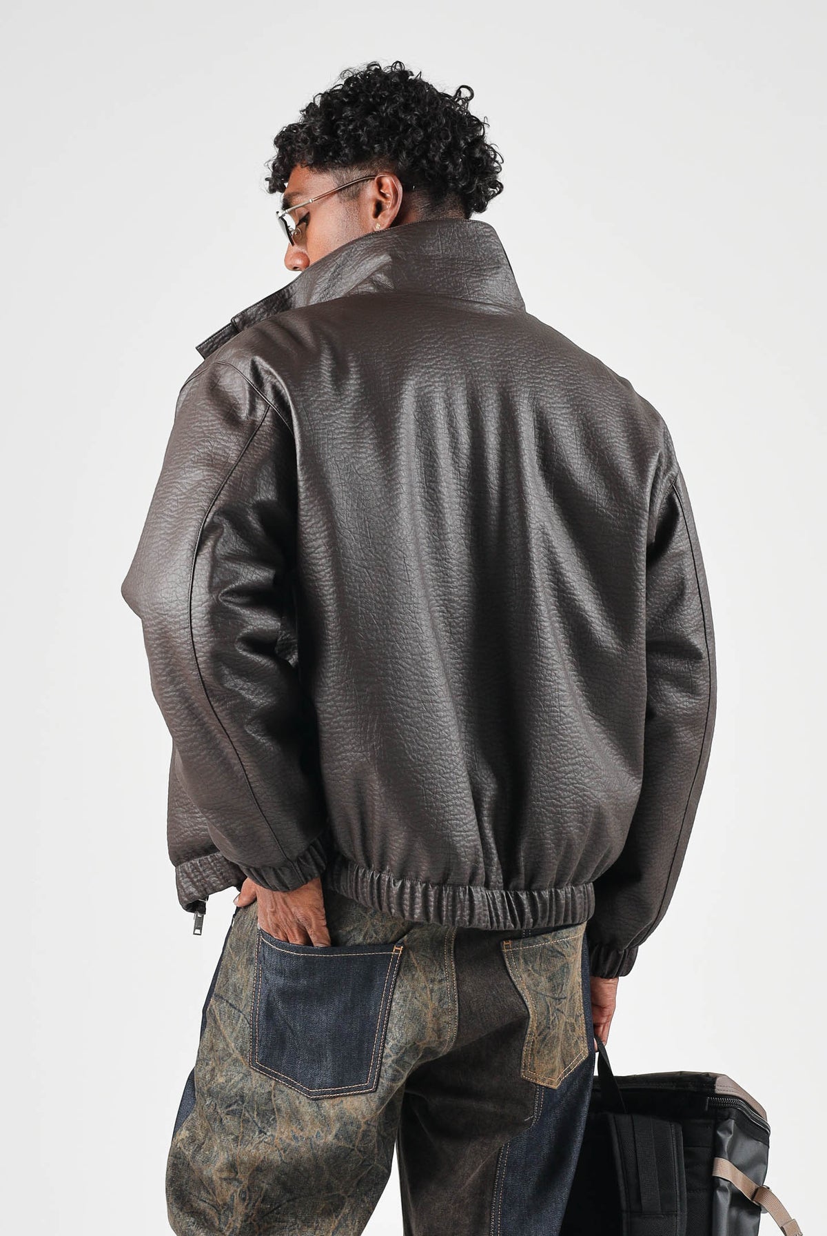 I'M BRIAN Giubbotto in eco-pelle moro/ marrone per uomo con collo alto e linee pulite d'ispirazione urban. GIU3878 020 I'M BRIAN