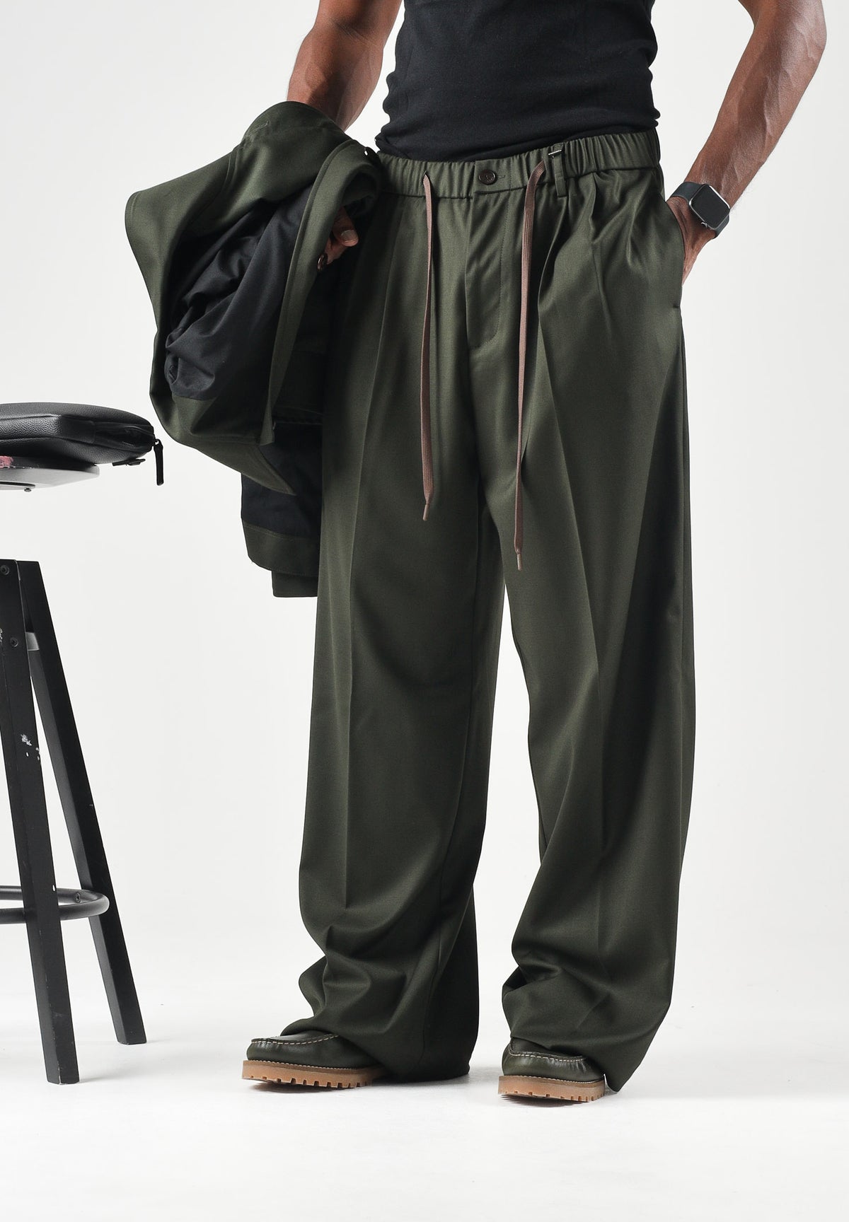 I'M BRIAN Pantaloni con pinces e coulisse verde militare scuro da uomo PA3891 013 I'M BRIAN