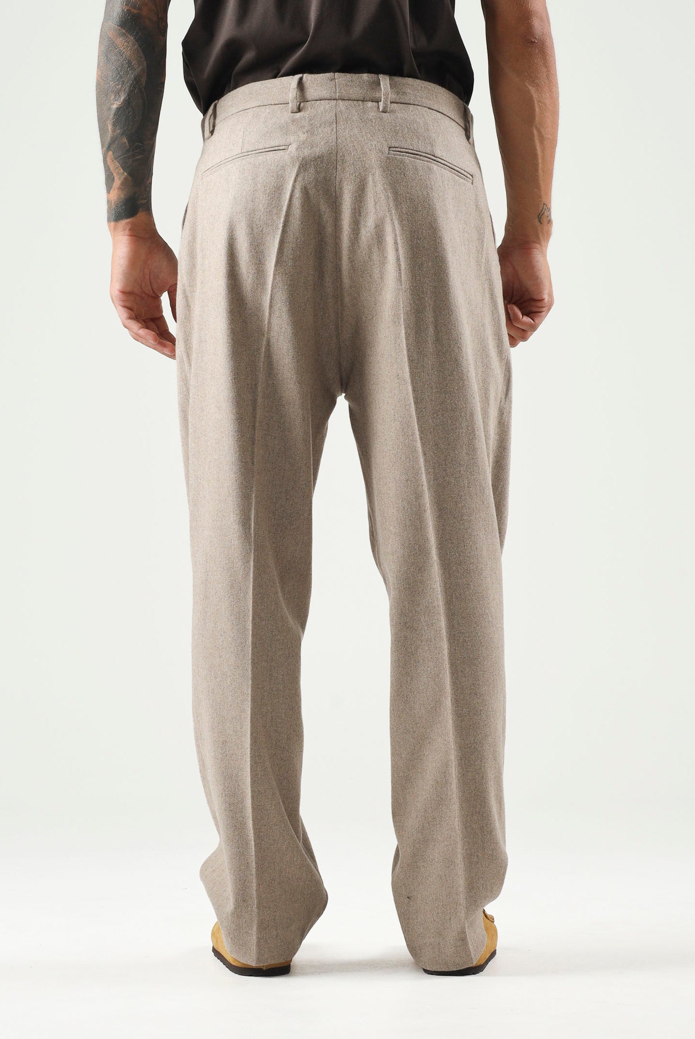 I'M BRIAN Pantaloni beige da uomo tinta unita con piega centrale. PA3896 0025 I'M BRIAN