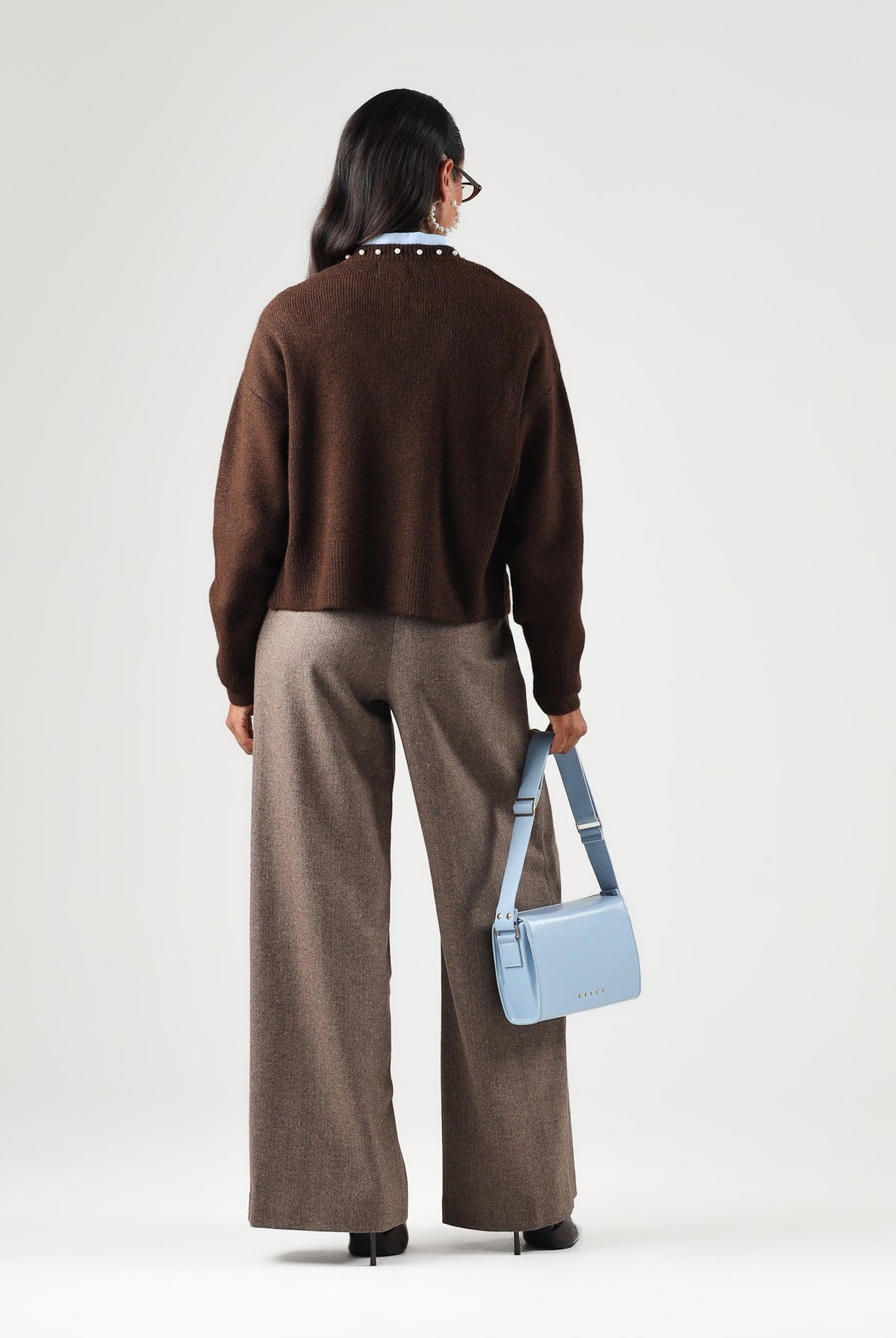 JDY Cardigan corto JDYEMMALI marrone per donna con profili perlati a contrasto e girocollo. 15376584 COBE JDY