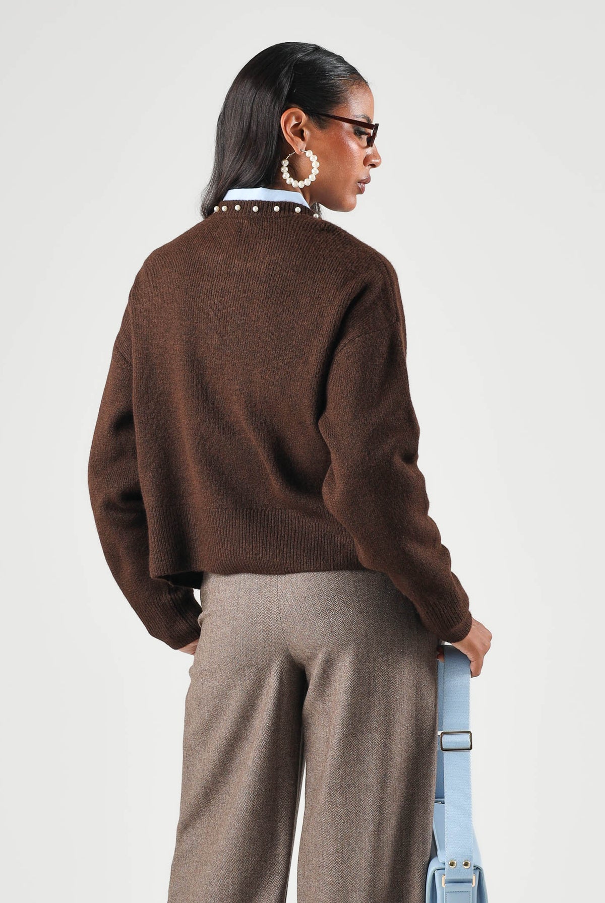JDY Cardigan corto JDYEMMALI marrone per donna con profili perlati a contrasto e girocollo. 15376584 COBE JDY