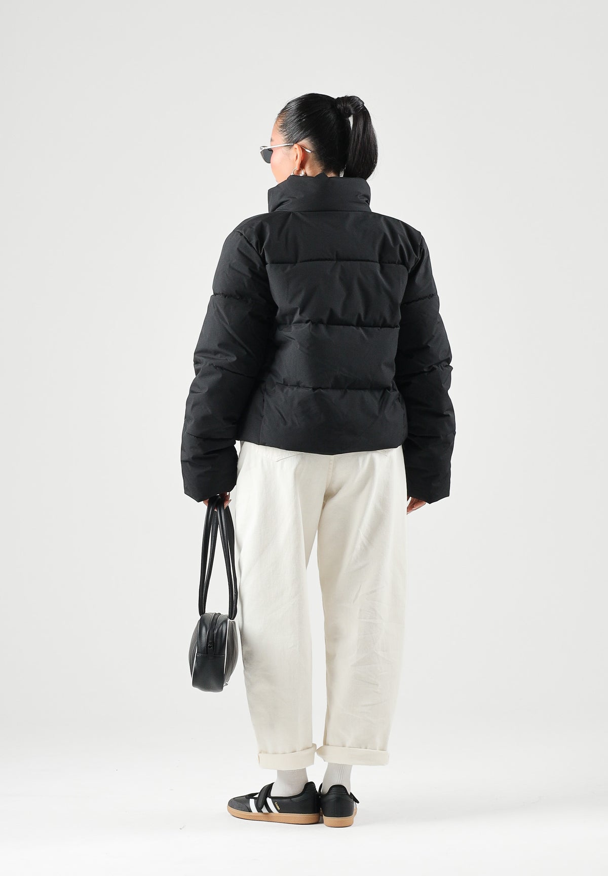 JDY Piumino nero da donna con collo alto imbottito e chiusura con zip integrale 15376707 BL JDY