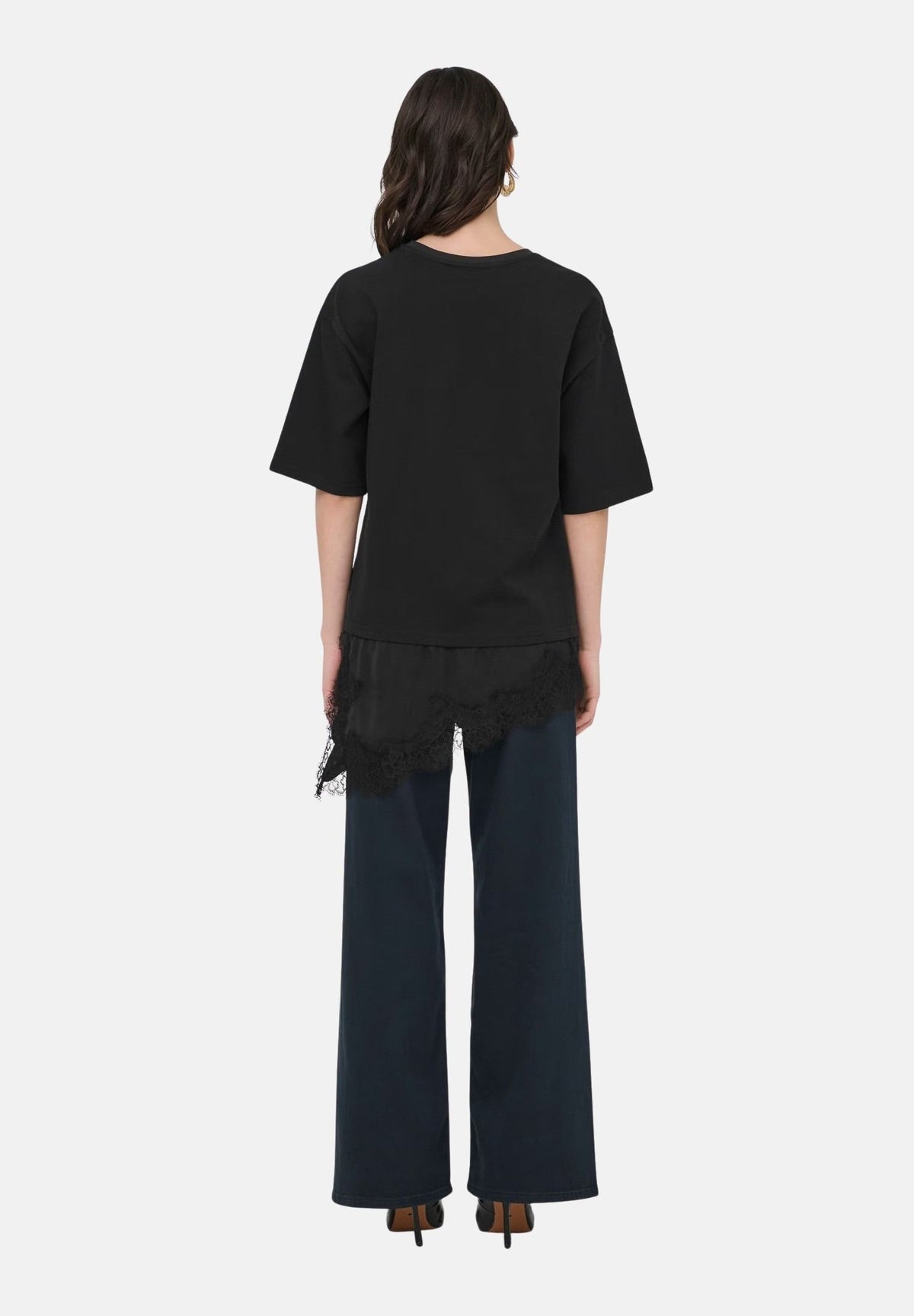 JDY T-shirt manica corta nera per donna con fondo asimmetrico rifinito con inserto in pizzo trasparente 15384230 BL JDY